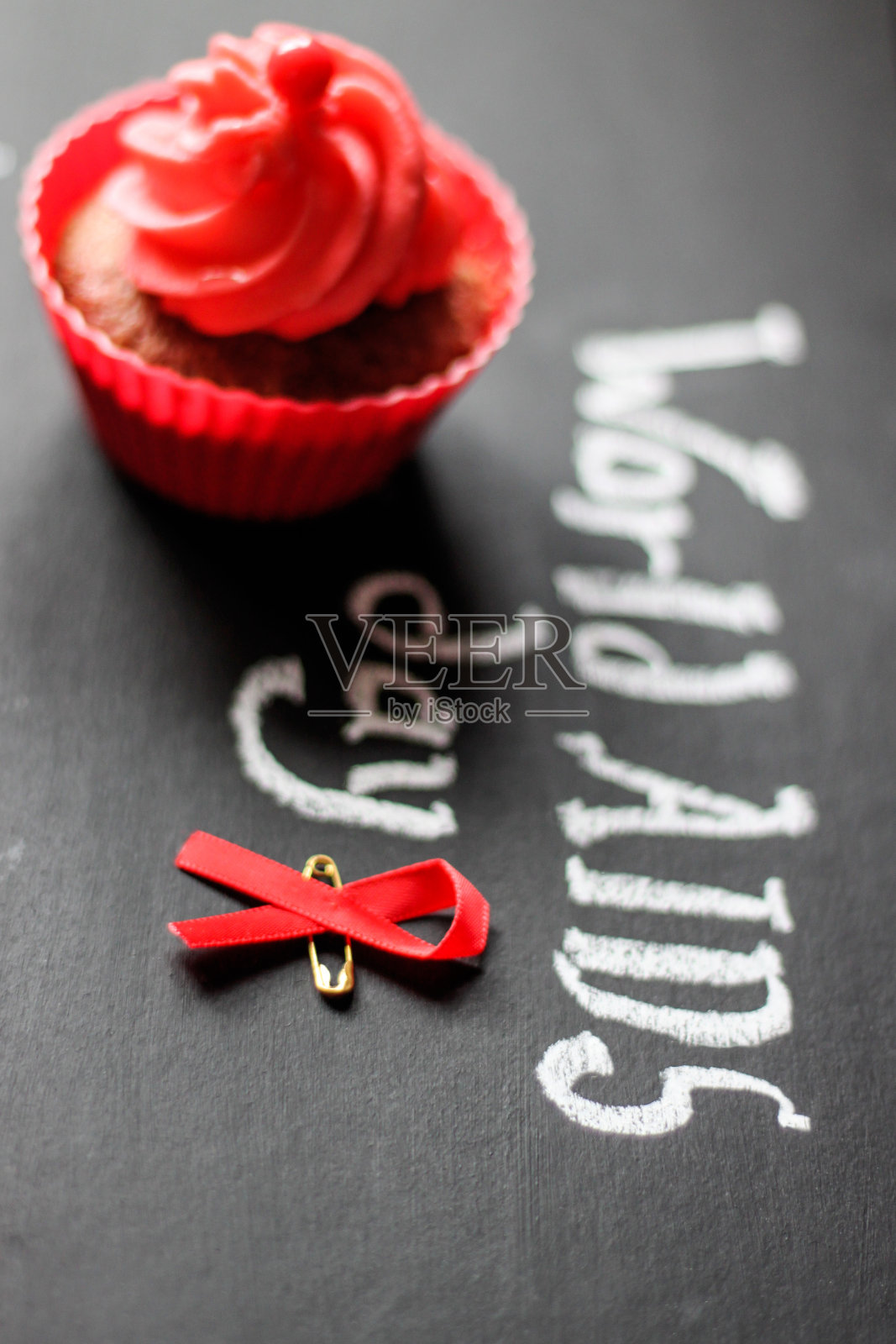 世界艾滋病日纸杯蛋糕，丝带和黑板照片摄影图片