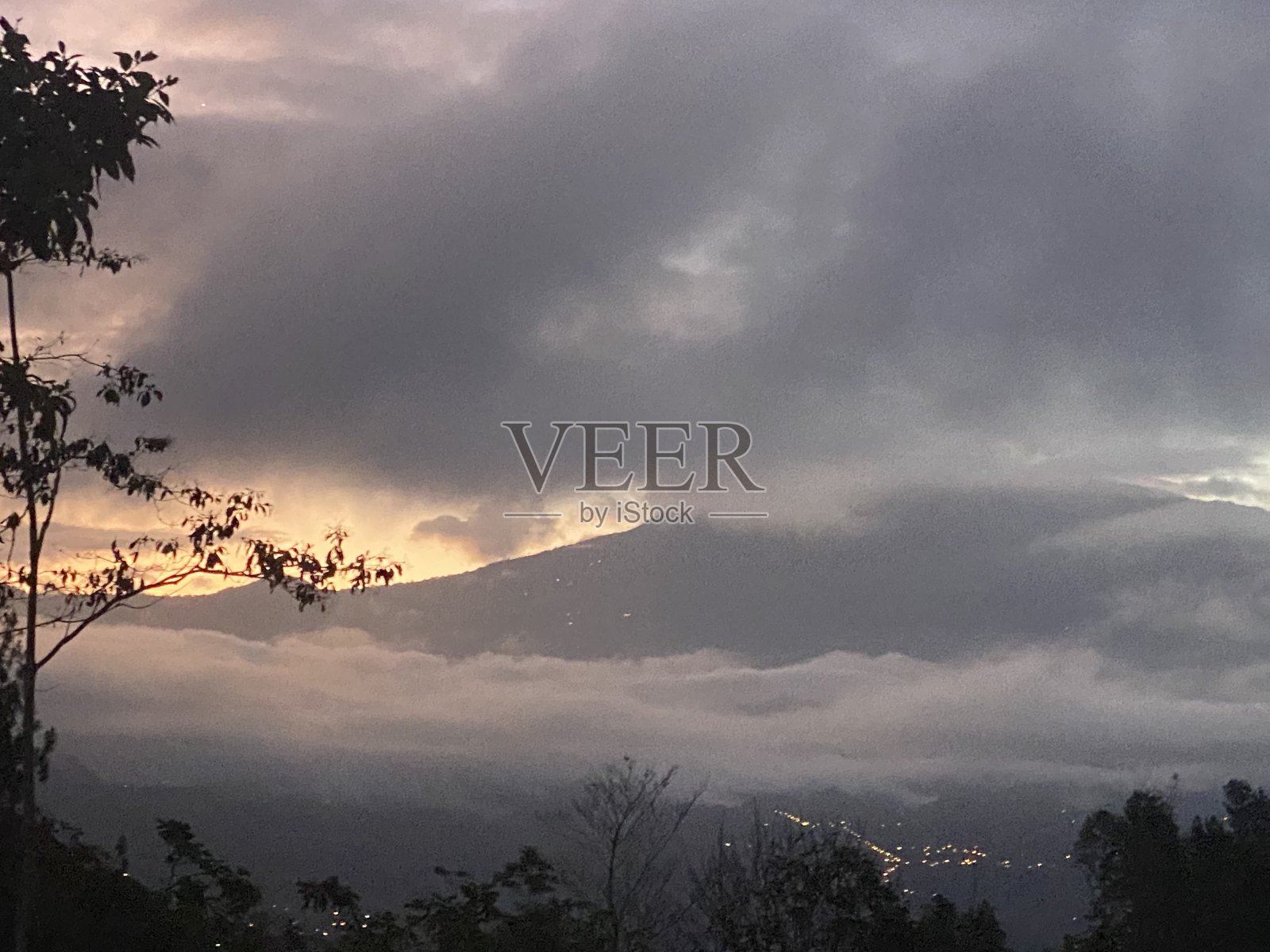 山中日落照片摄影图片