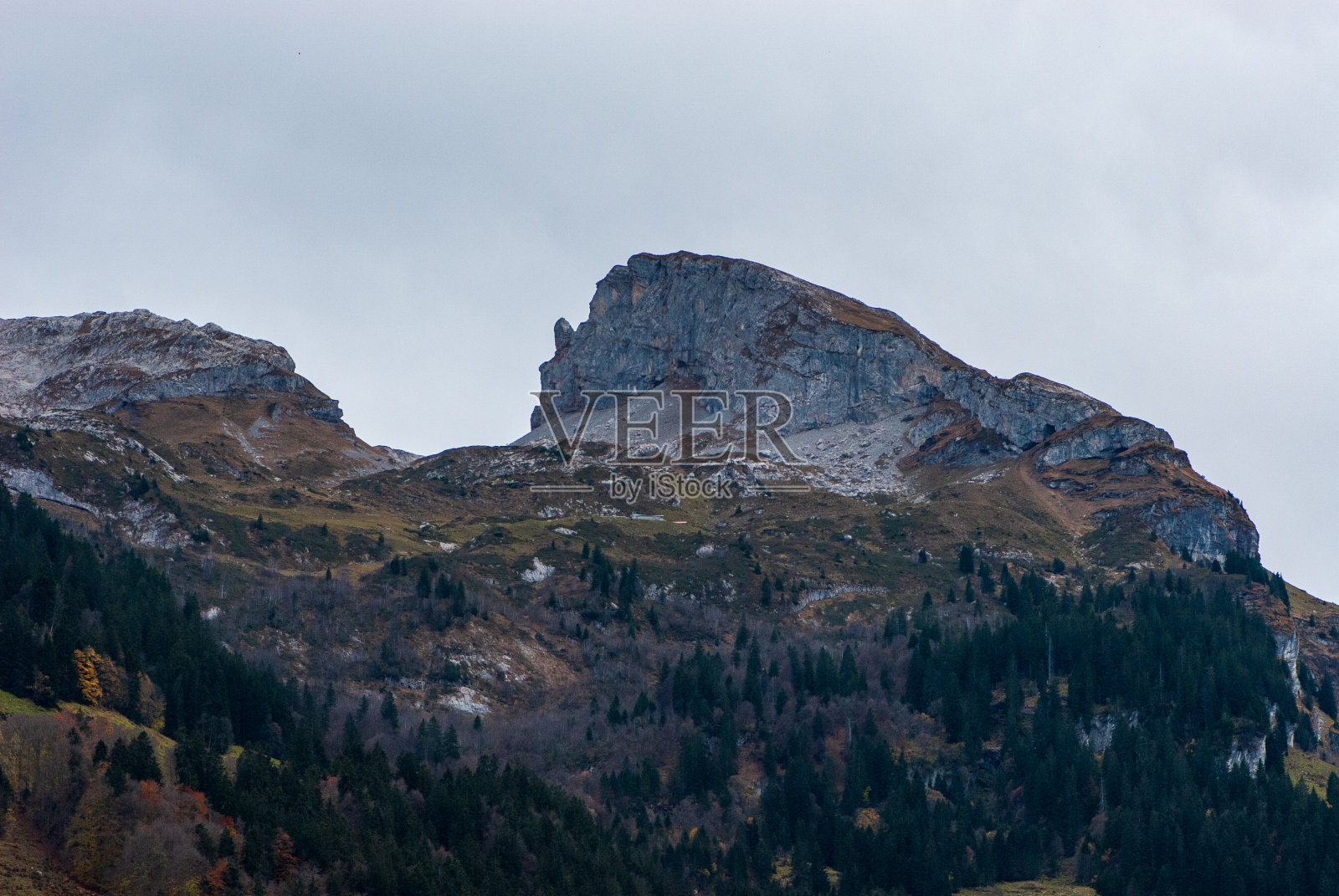 阿尔卑斯山Muotatal山谷迷人的秋季山景照片摄影图片