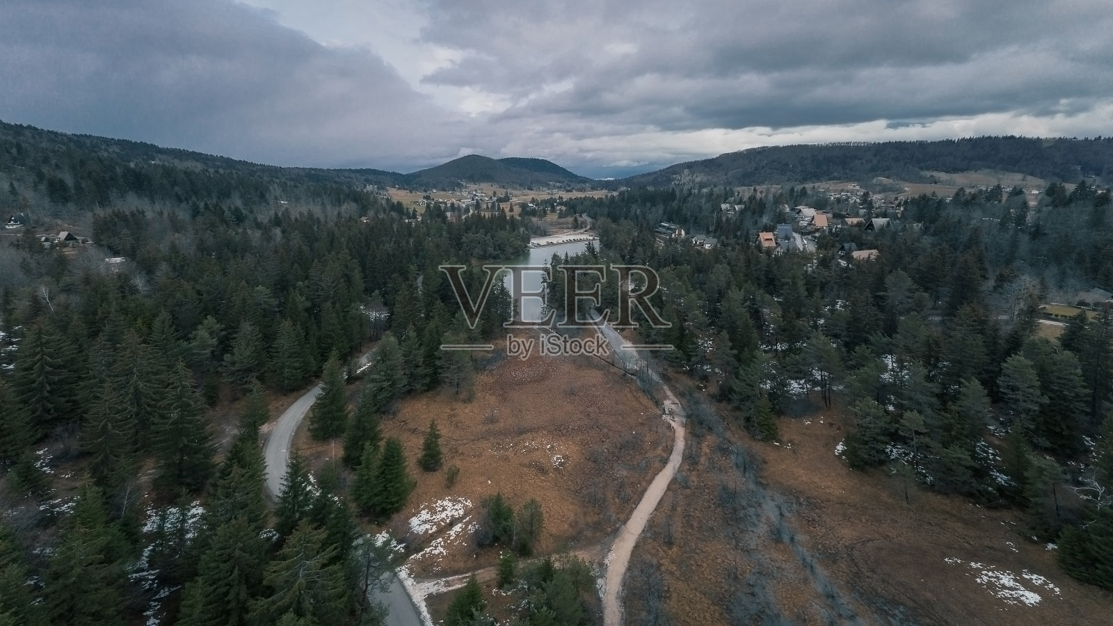 无人机拍摄的斯洛文尼亚中部Rakitna湖，以其湖泊和沼泽而闻名于世。照片摄影图片