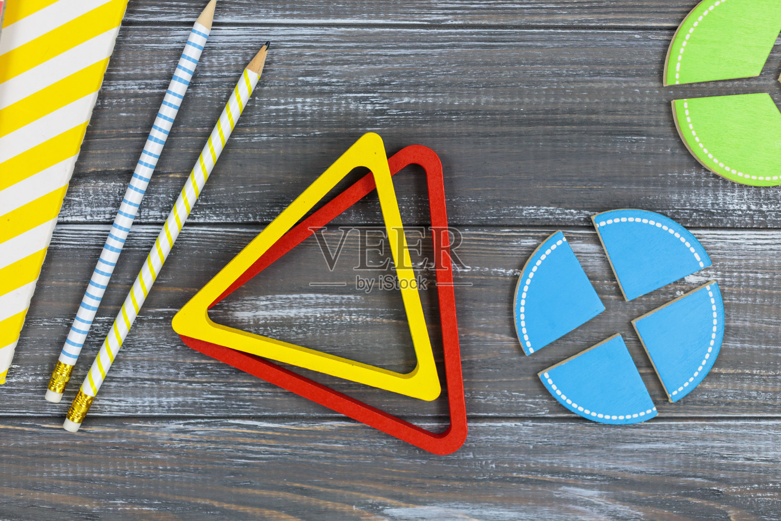 彩色分数，积木，灰色木桌上的笔记本。回到学校，有趣的数学，幼儿园游戏，学前教育。照片摄影图片