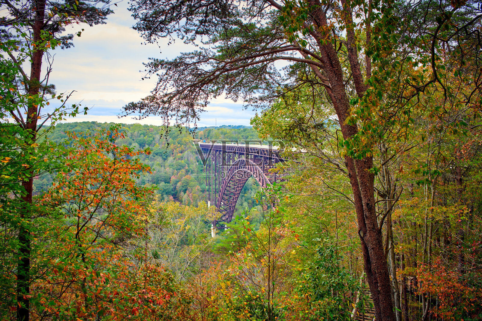从高处俯瞰新河峡大桥。照片摄影图片