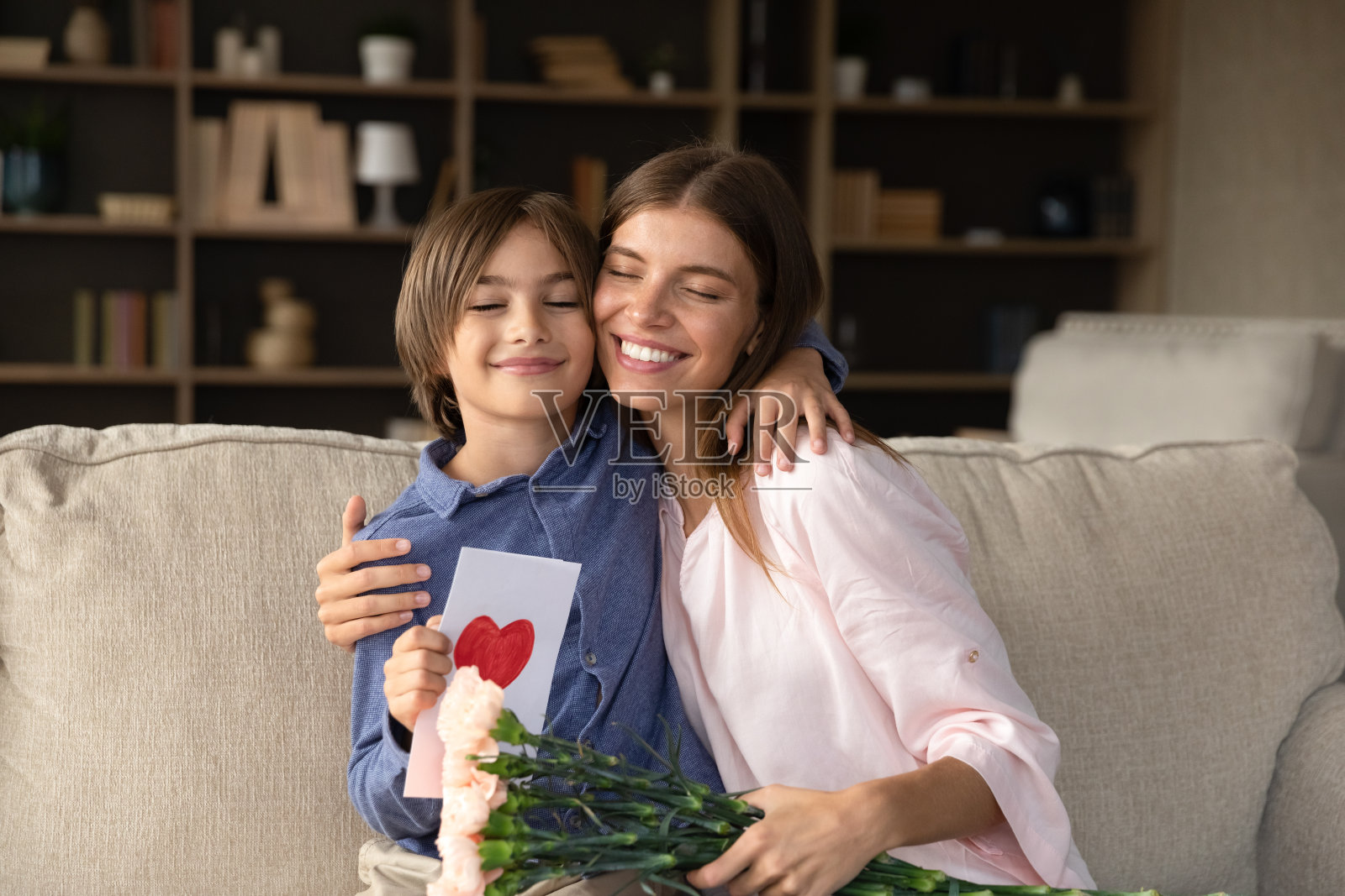 快乐的年轻母亲感恩的礼物。照片摄影图片