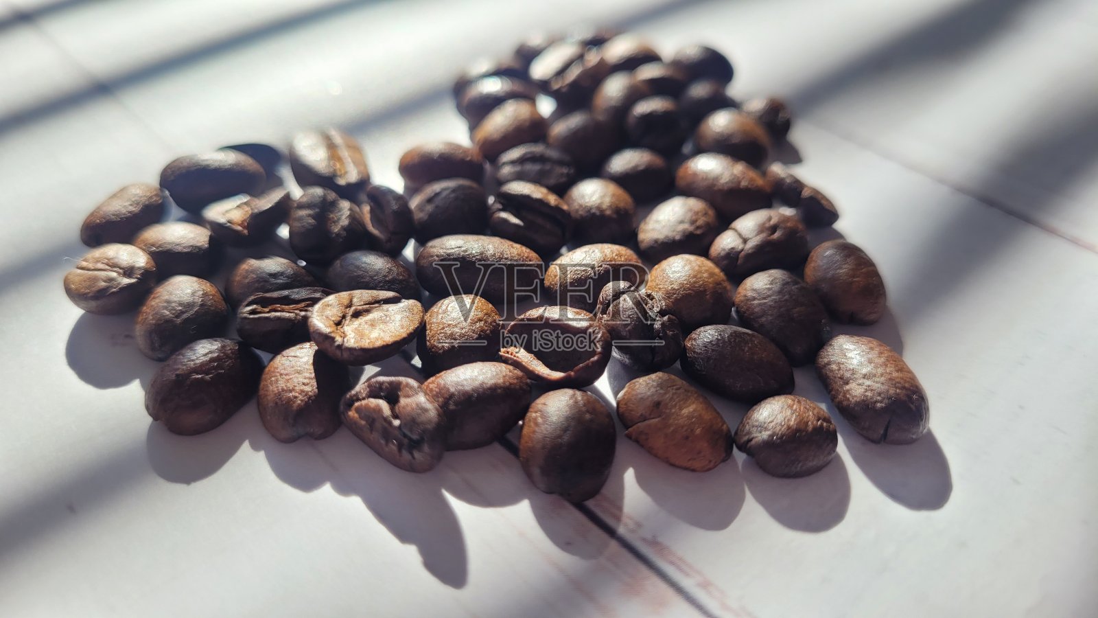 有机巴西咖啡豆背景，分散的黑咖啡豆照片摄影图片