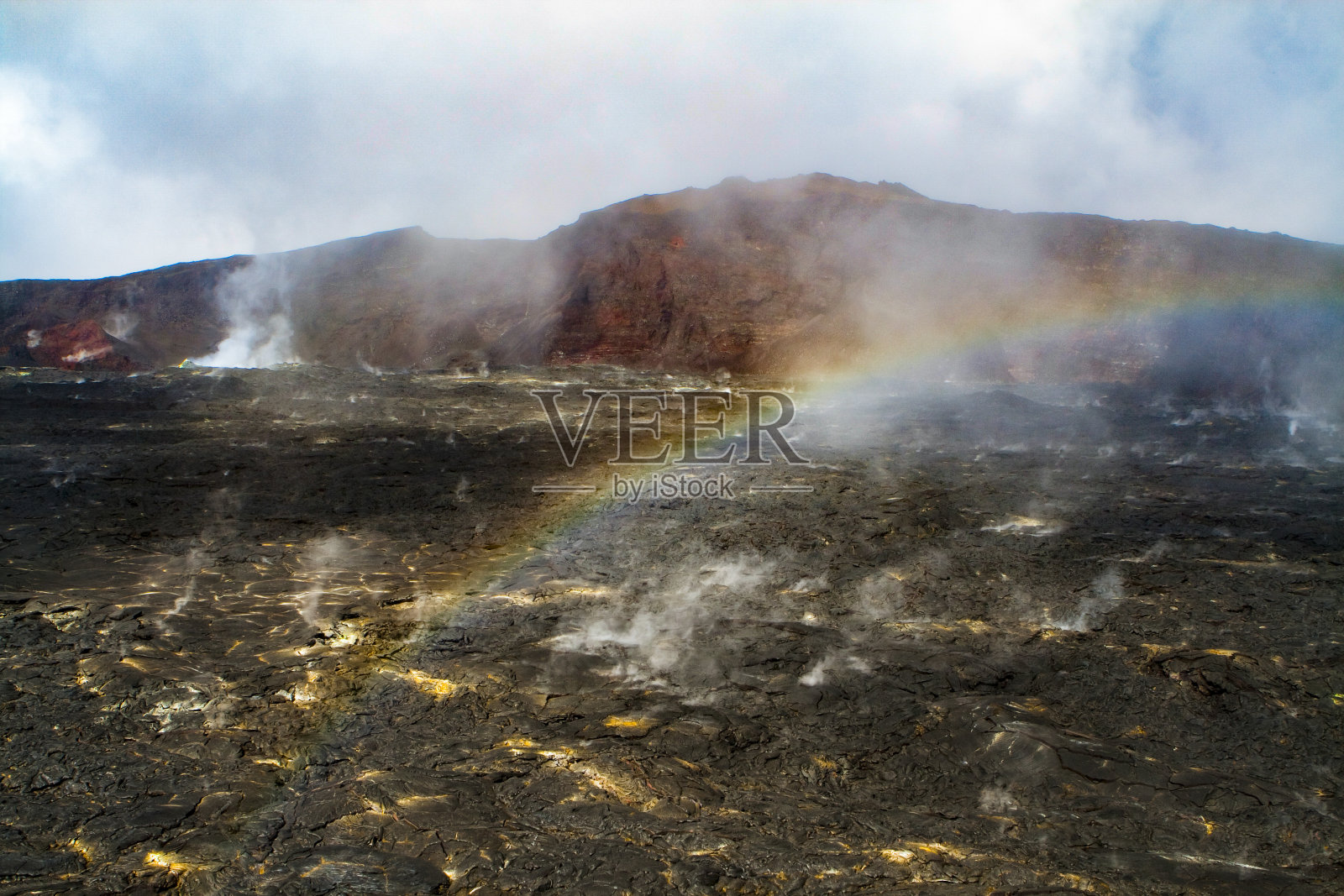 蒸汽弓在加热的火山口上。照片摄影图片