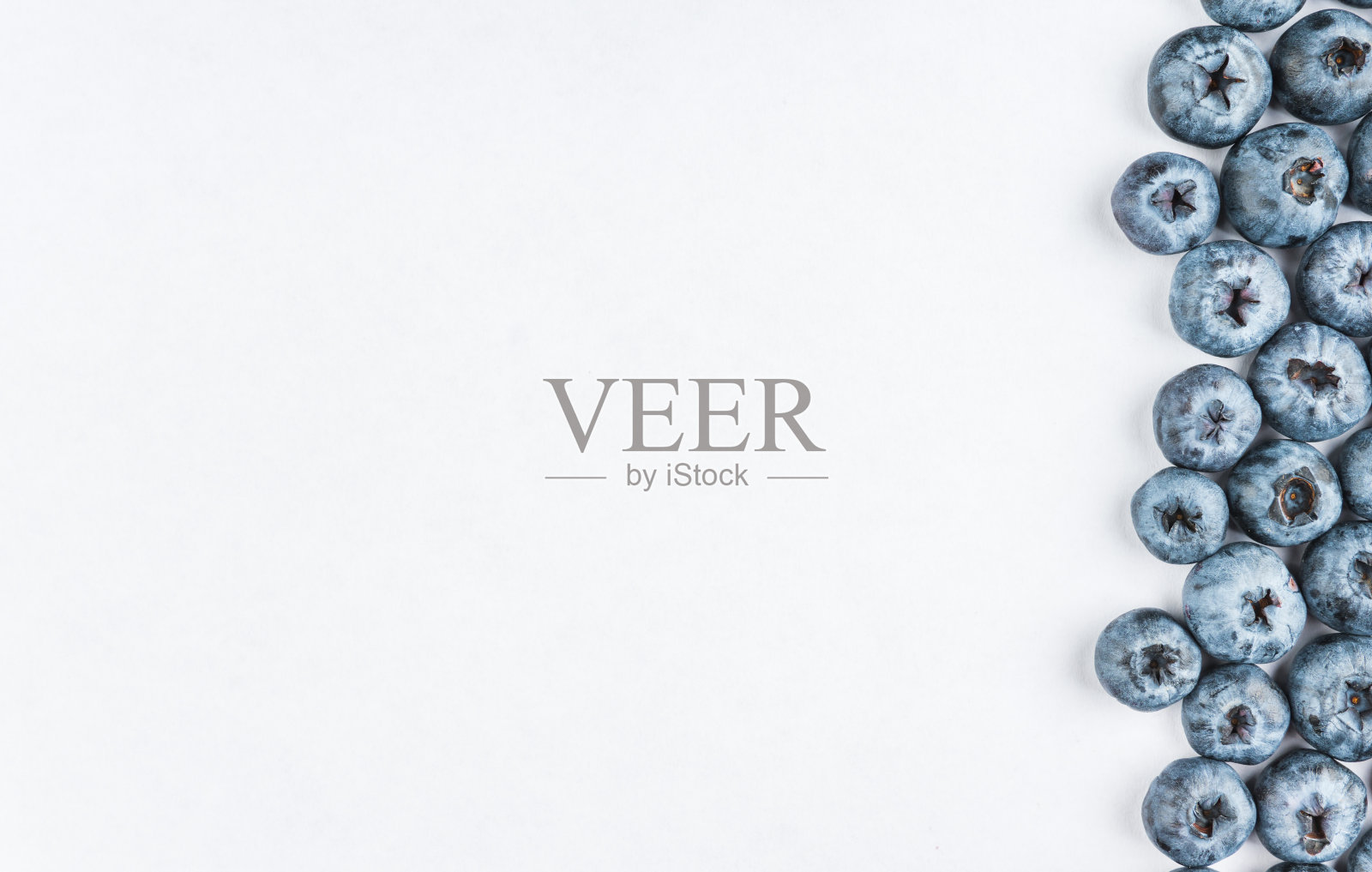 框架背景与蓝莓在白色的背景。从上面。有选择性的重点。照片摄影图片