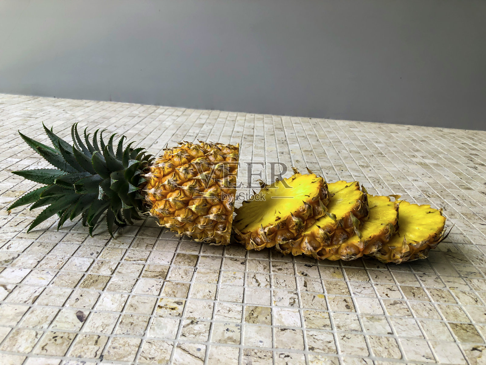 照片凤梨在白色的背景，分离，切割照片摄影图片