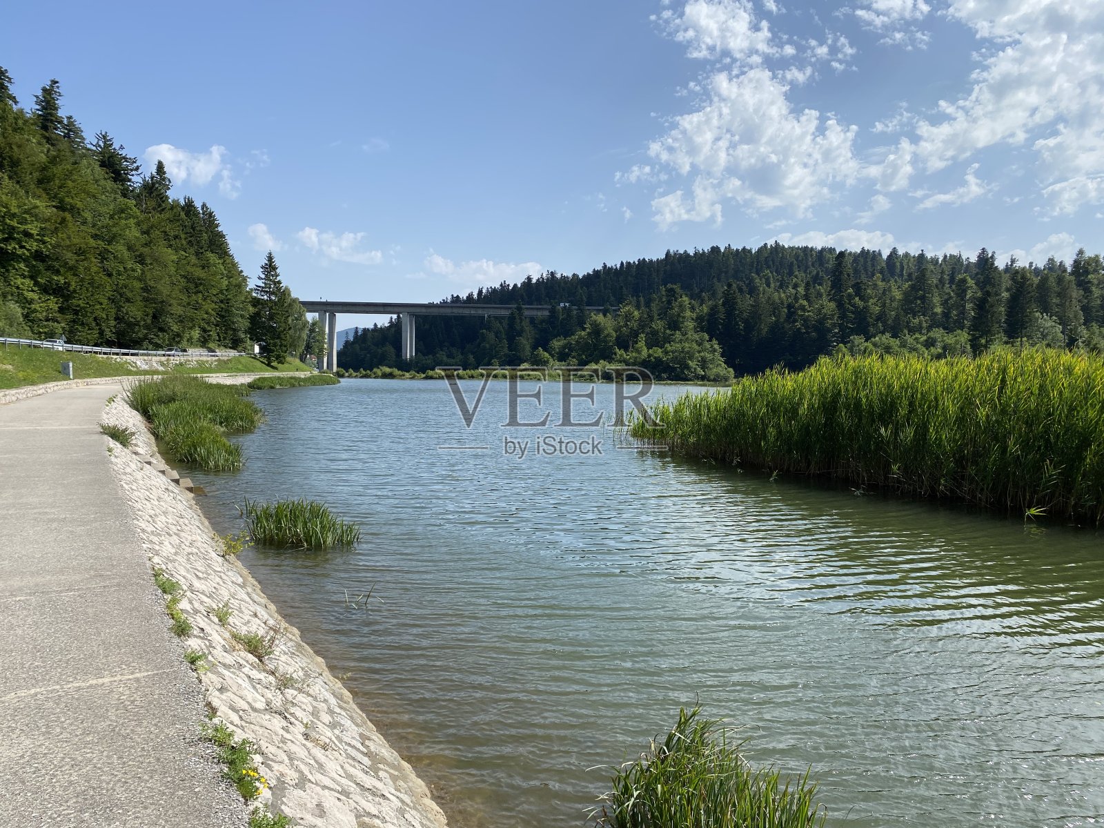 围绕人工堆积湖巴耶尔的圆形休闲小径，富辛 - 戈尔斯基科塔尔，克罗地亚（克鲁尼亚休闲斯塔扎奥科乌梅特诺格积累日斯科格湖巴耶尔，富辛 - 戈尔斯基科塔尔，赫瓦茨卡）照片摄影图片