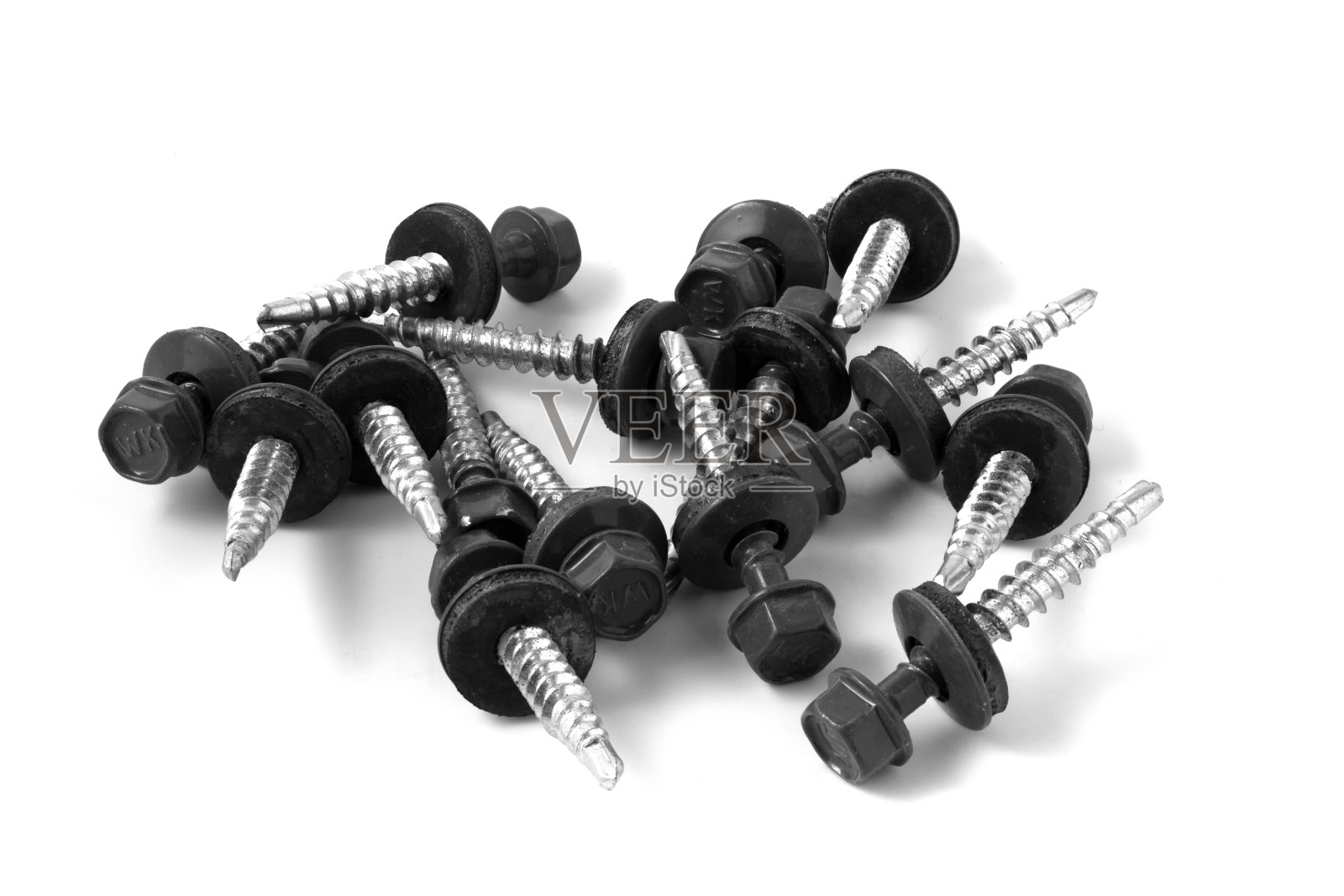 金属屋面螺丝。黑色螺丝上的金属隔离在白色背景。照片摄影图片