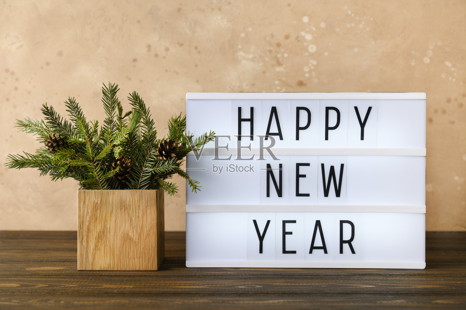 花束杉木树枝与锥木生态花瓶和灯箱在米色背景。概念圣诞，新年。照片摄影图片