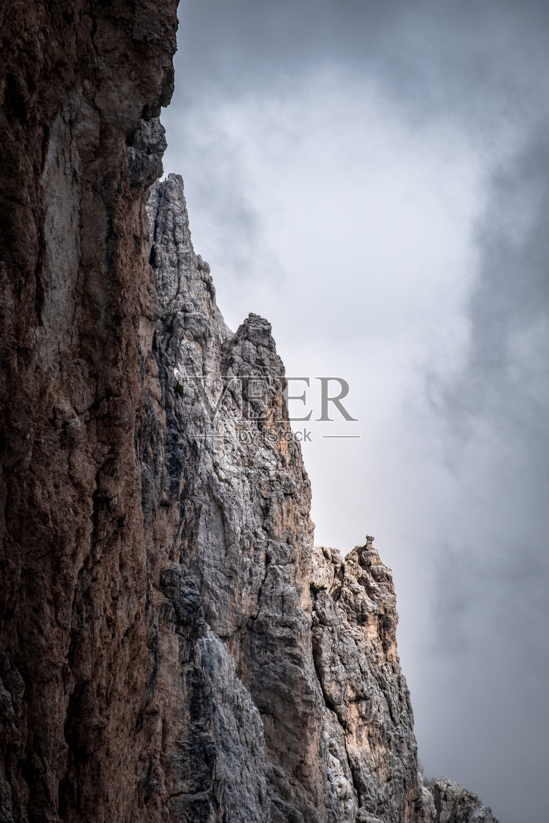 意大利阿尔卑斯山九月的雾天照片摄影图片