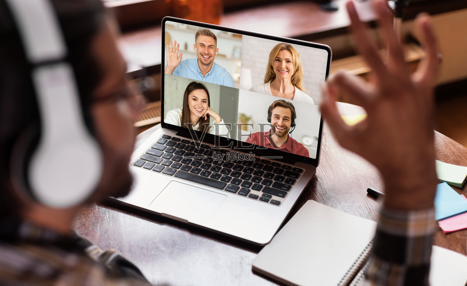 印度男子与欧洲人视频通话并做出OK手势照片摄影图片