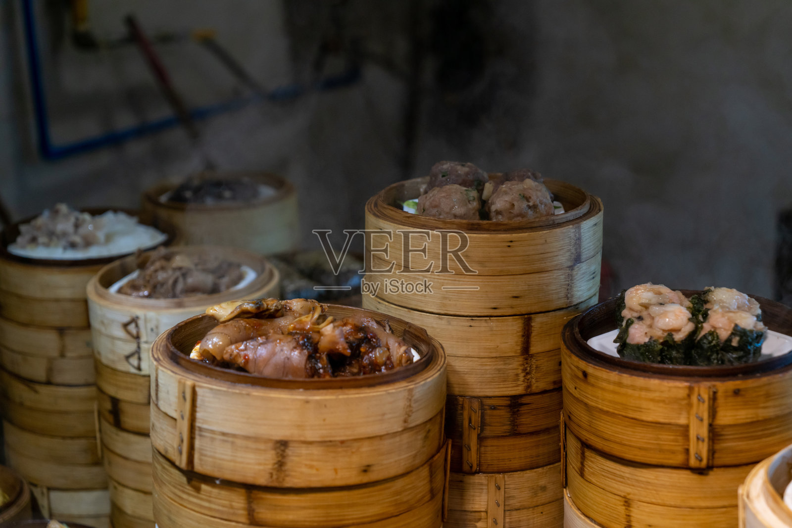 厨房里有热气腾腾的广东点心照片摄影图片