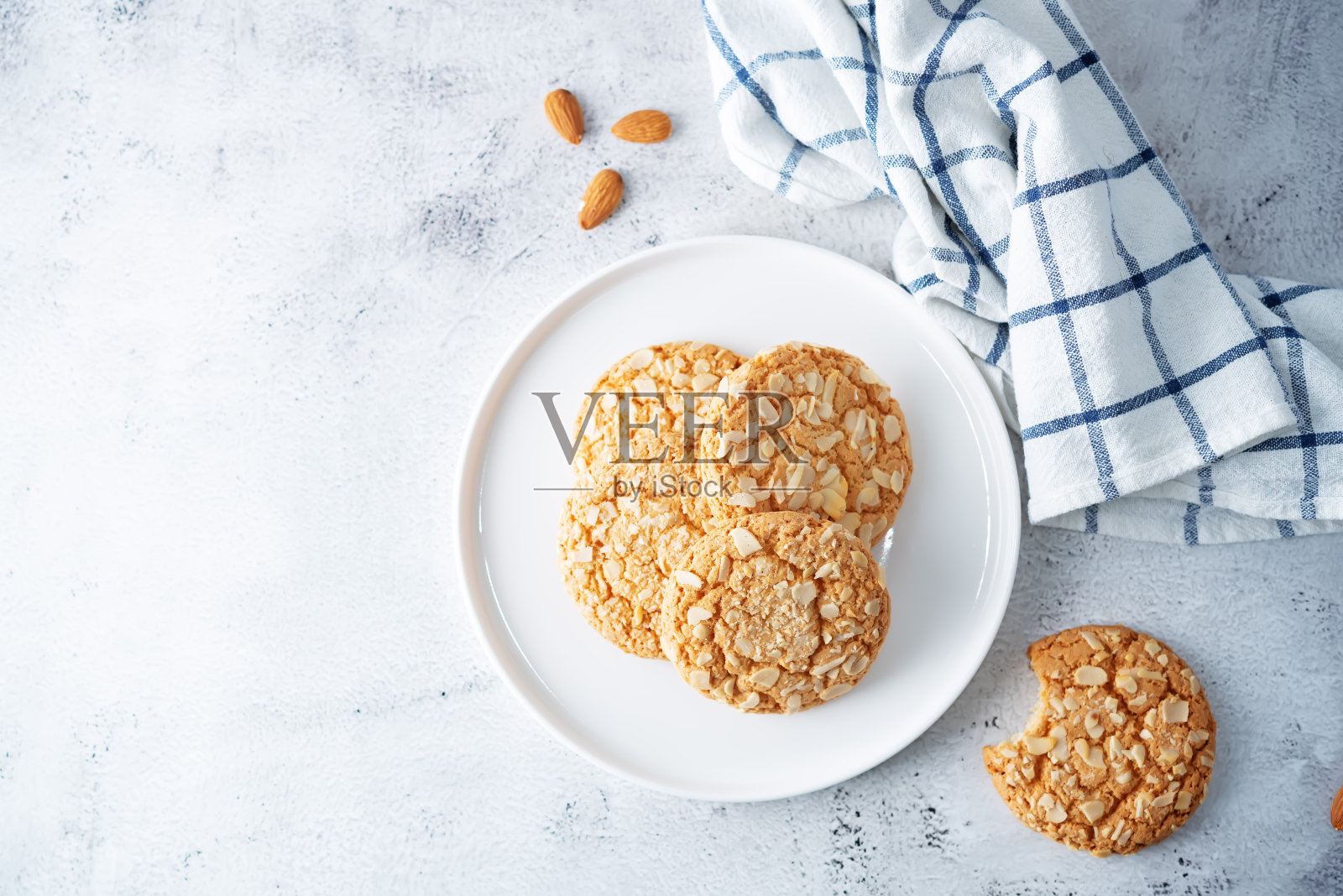 杏仁饼干和一杯牛奶照片摄影图片
