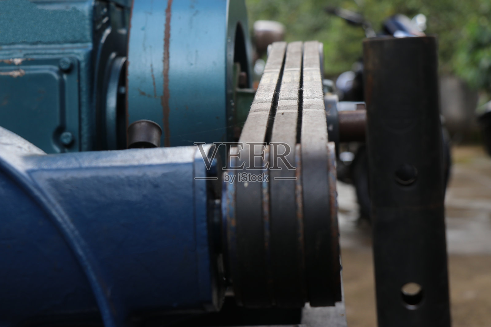 柴油机水泵皮带传动，详细由工业水泵皮带轮和皮带传动照片摄影图片