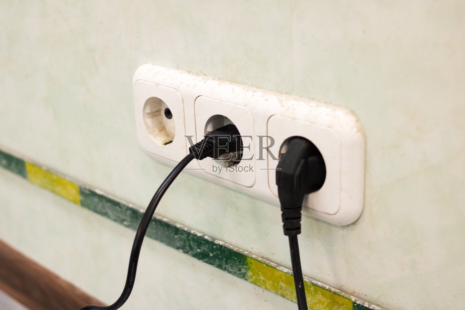 绿色墙上的三个插座照片摄影图片