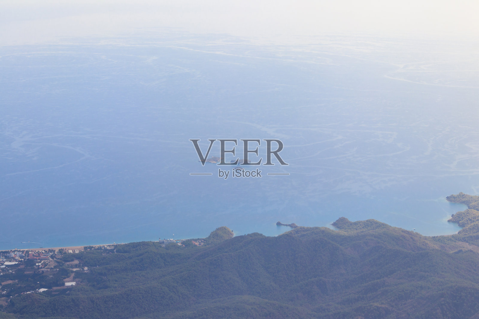 从土耳其安塔利亚省凯默尔附近的塔塔里山顶俯瞰金牛座山脉和地中海照片摄影图片