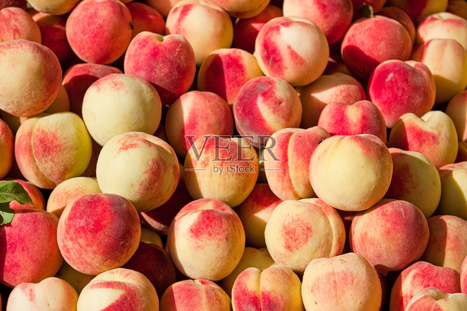 市场摊位上的桃子照片摄影图片