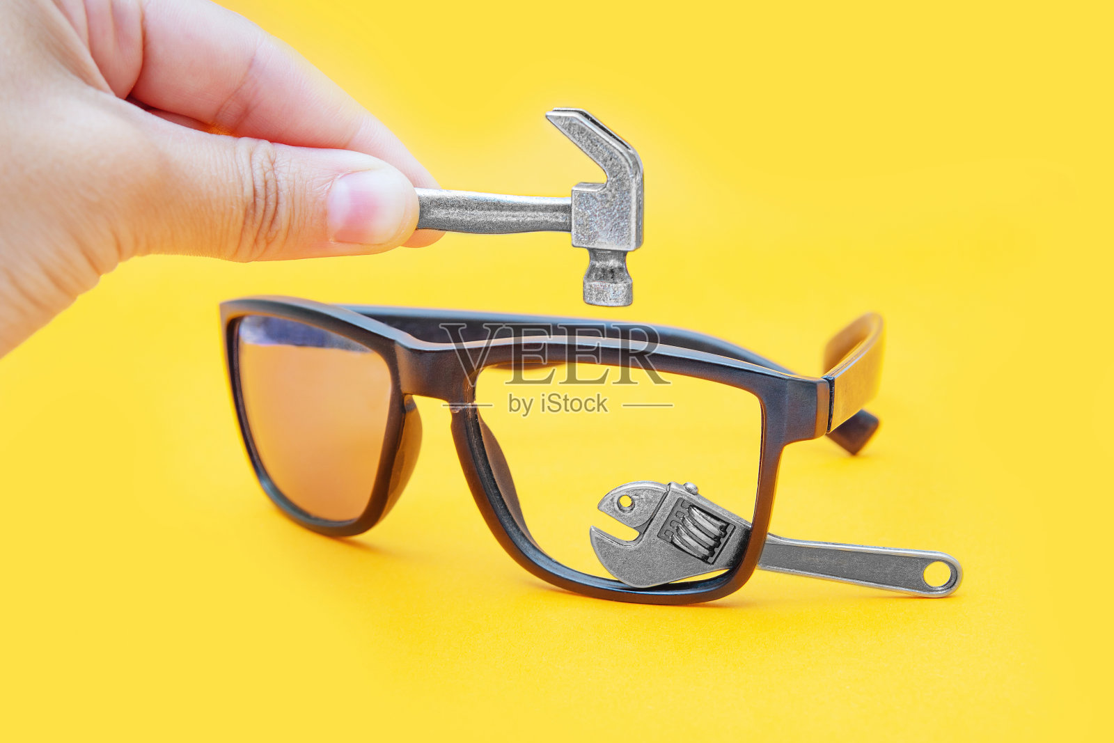 破太阳镜和黄色的工作工具照片摄影图片