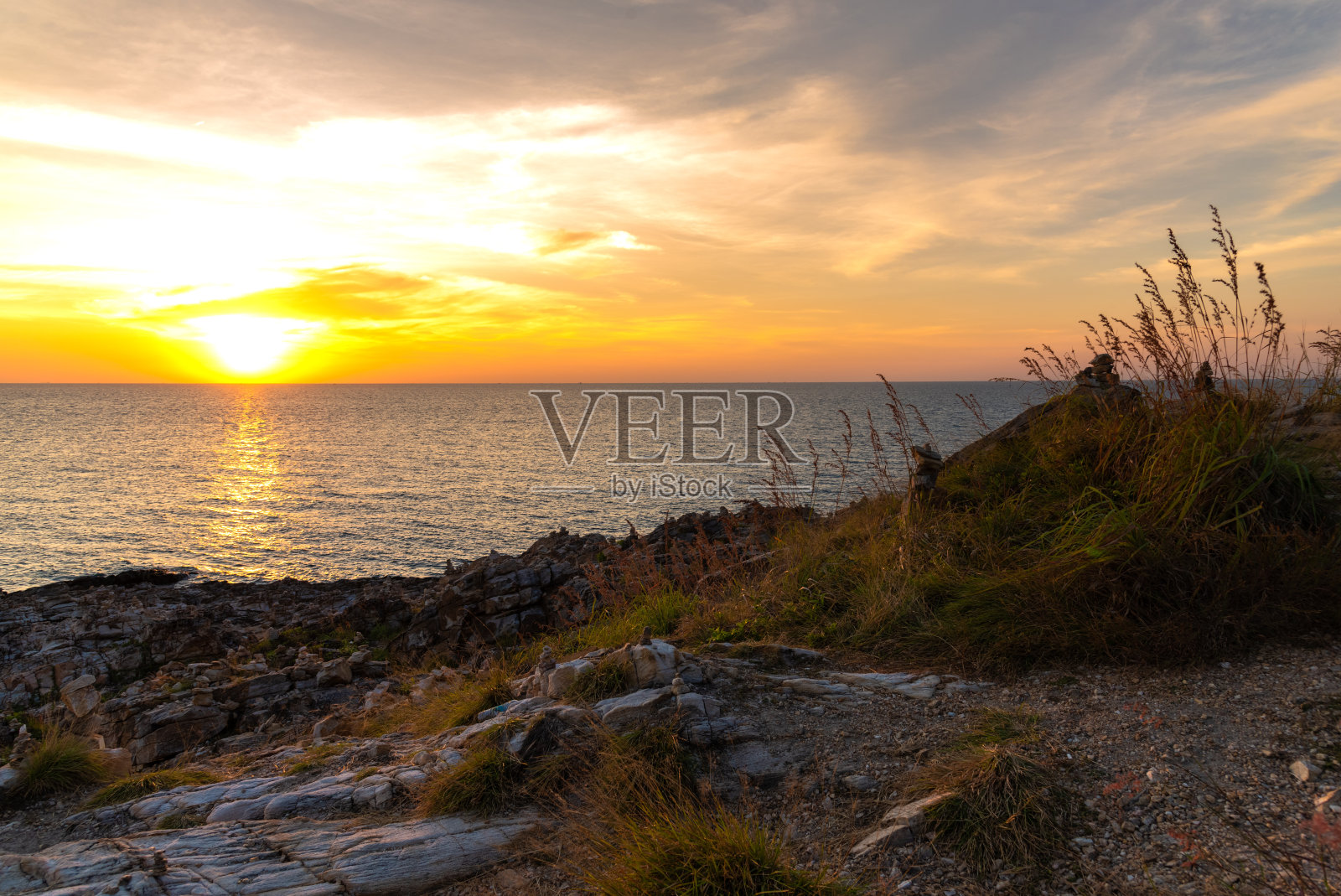 日落于海与山景，日落水平线景观。照片摄影图片