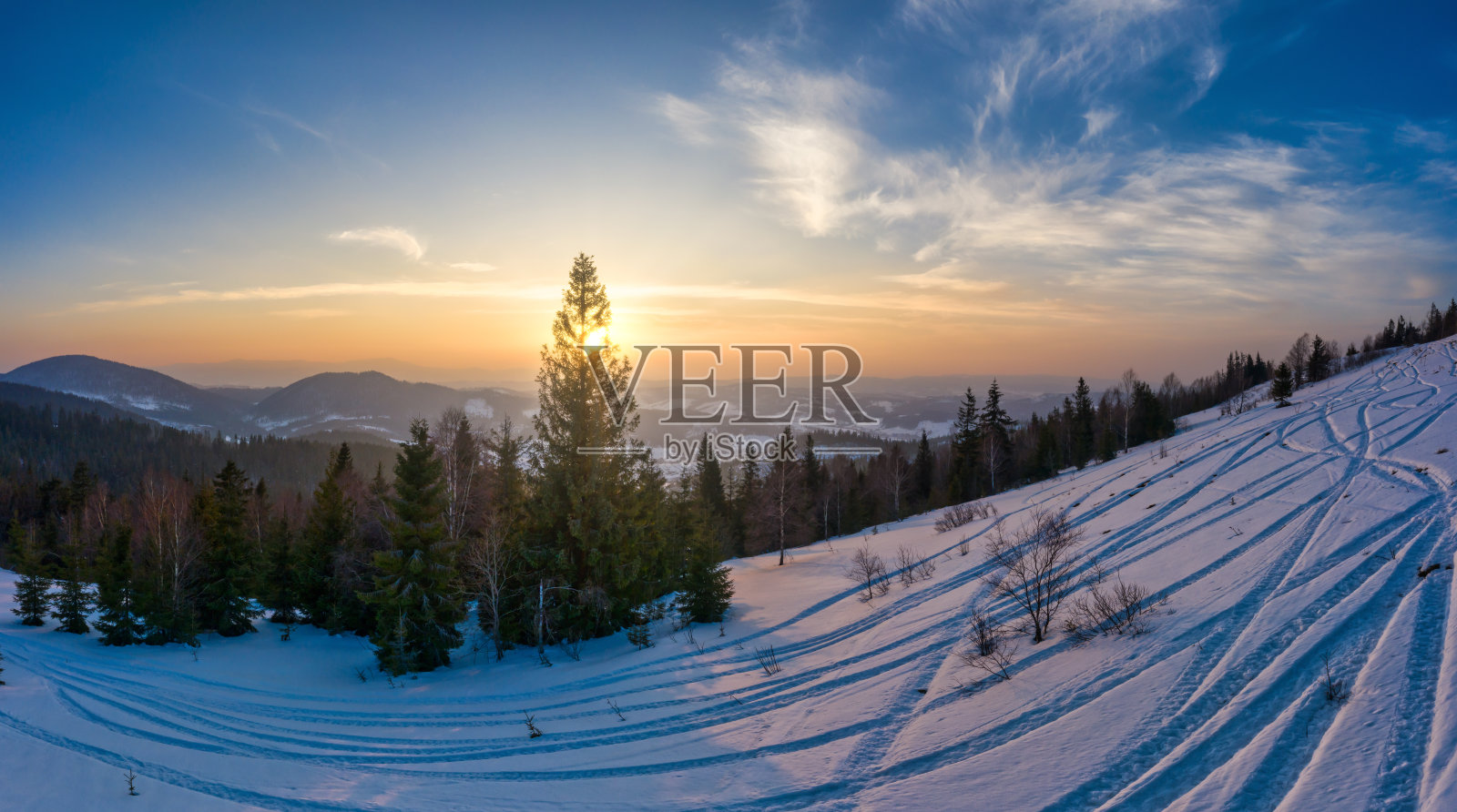 迷人的滑雪斜坡的俯视图照片摄影图片