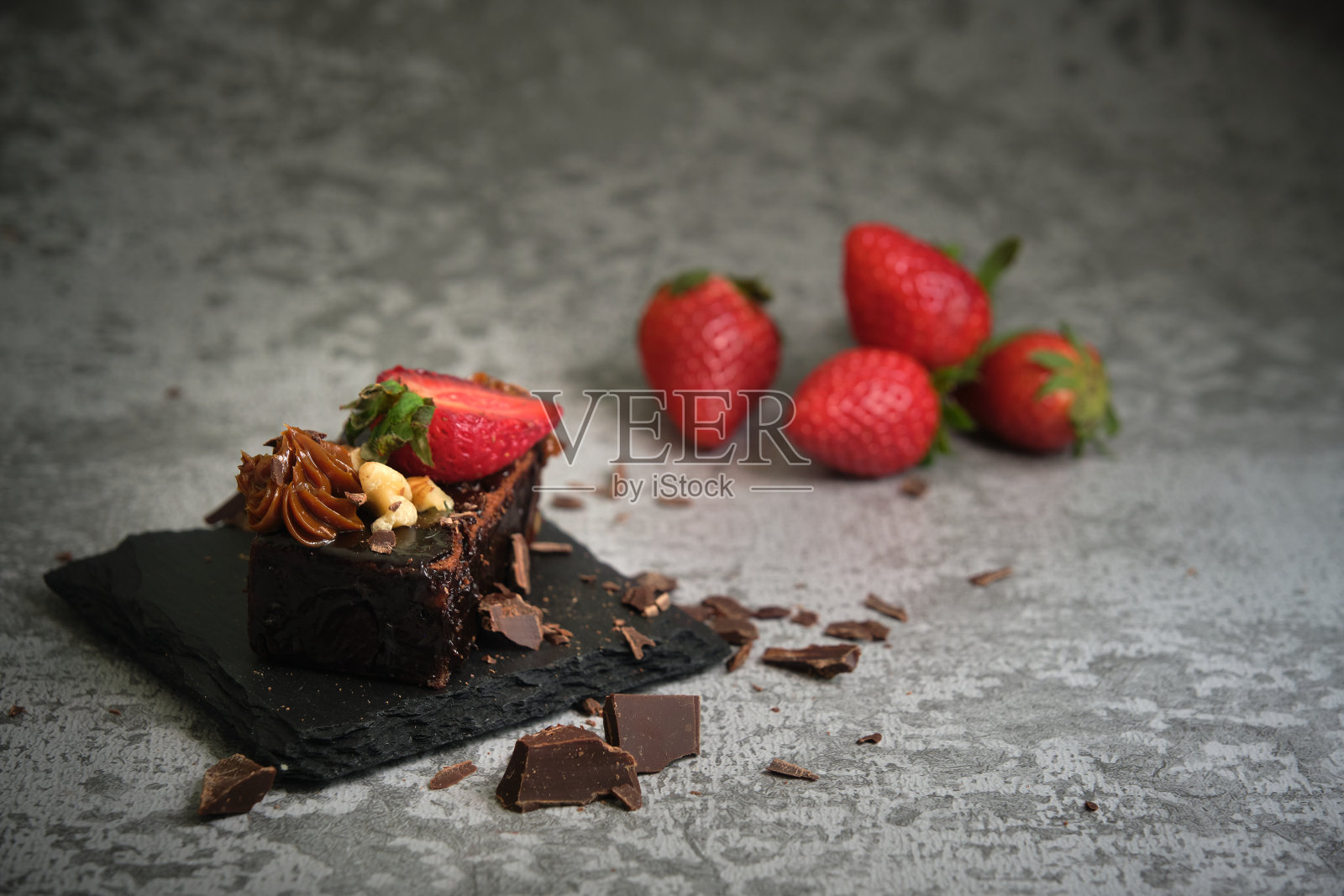 灰色背景草莓巧克力蛋糕照片摄影图片