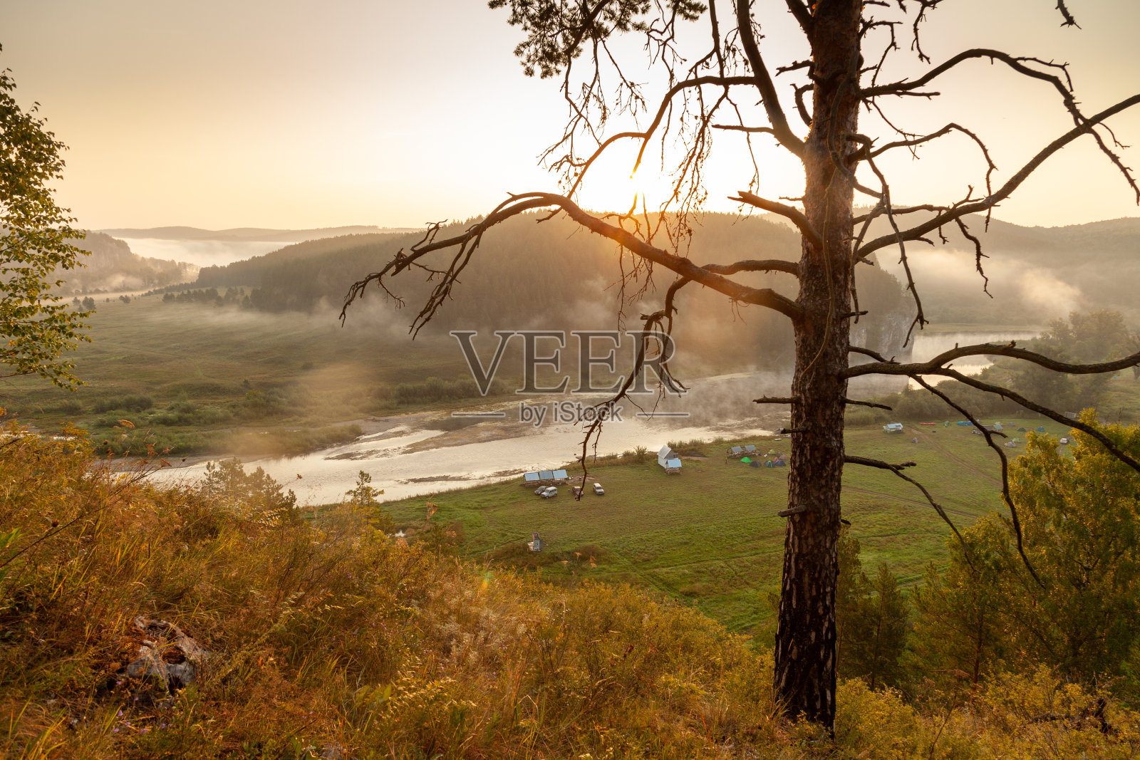 美丽的山的风景。清晨的河流照片摄影图片