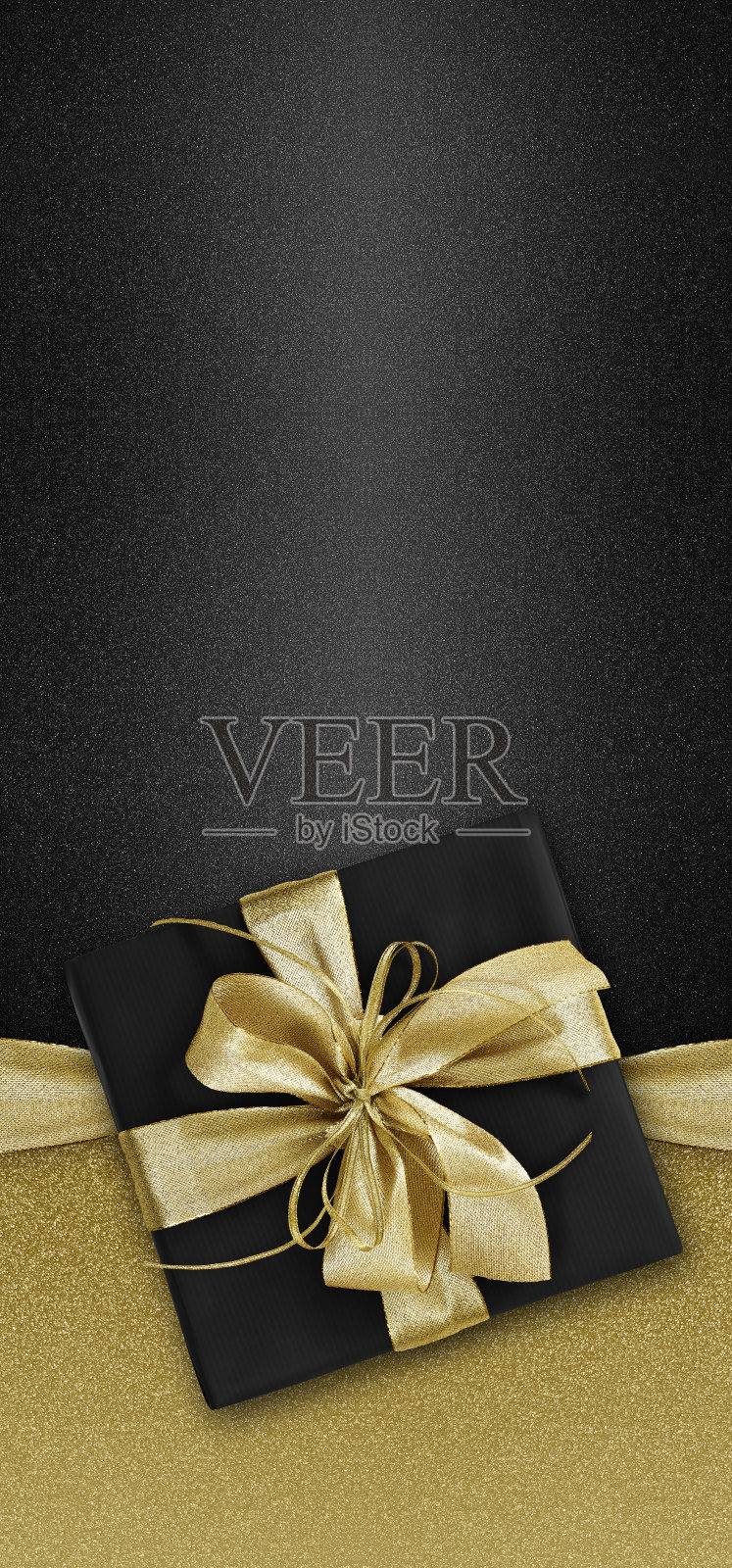 黑色星期五礼品包装与金色丝带蝴蝶结孤立在黑色背景，模板促销卡与复制空间照片摄影图片