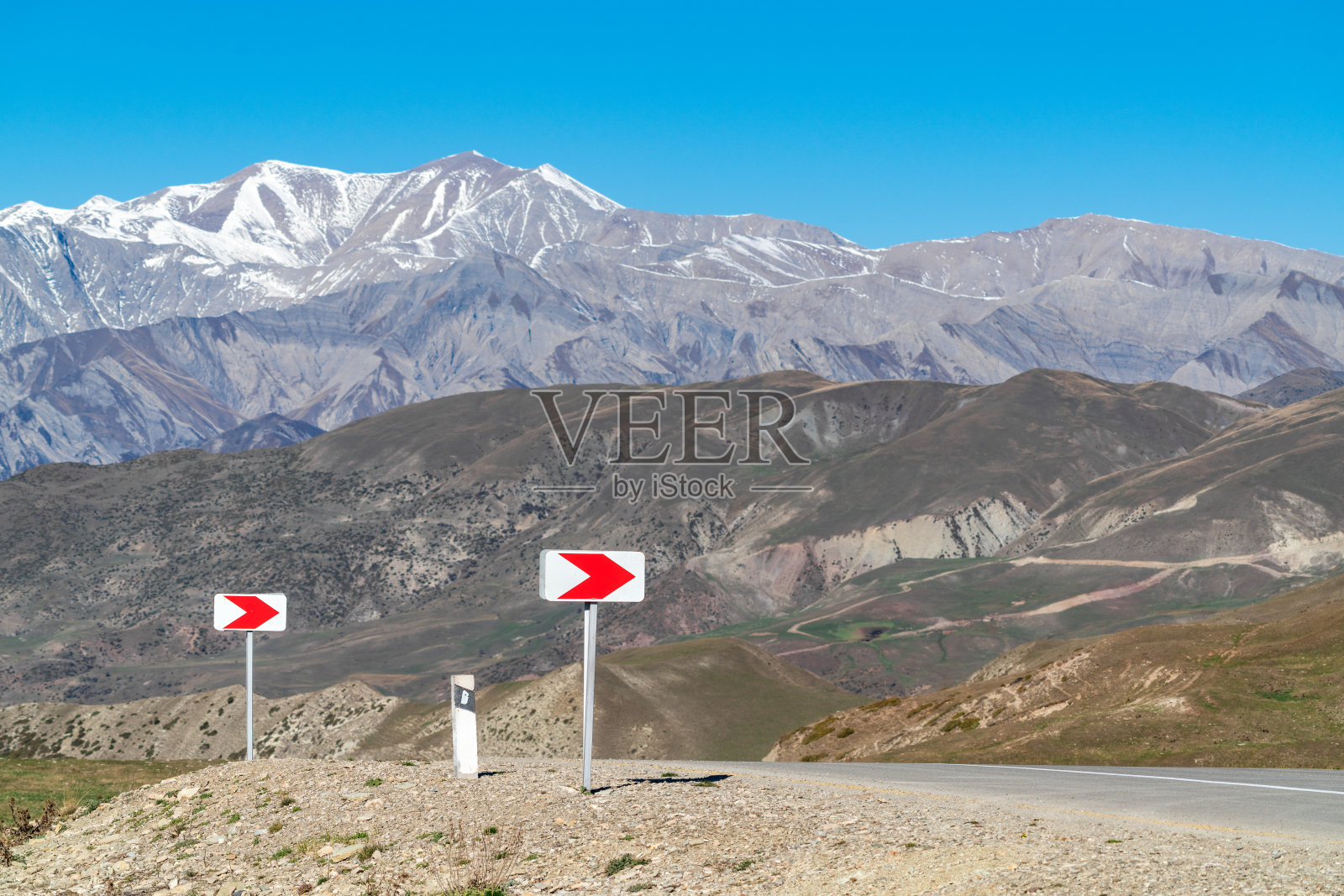 在柏油山路上转弯照片摄影图片