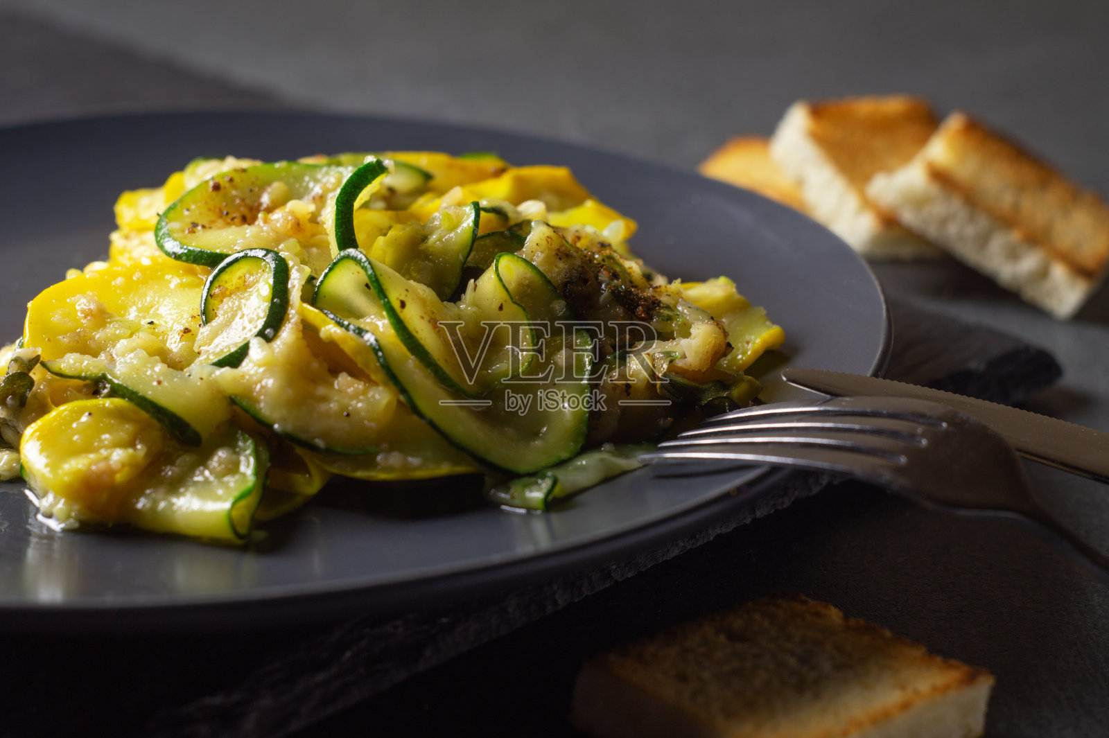 炸西葫芦配融化的奶酪和大蒜照片摄影图片