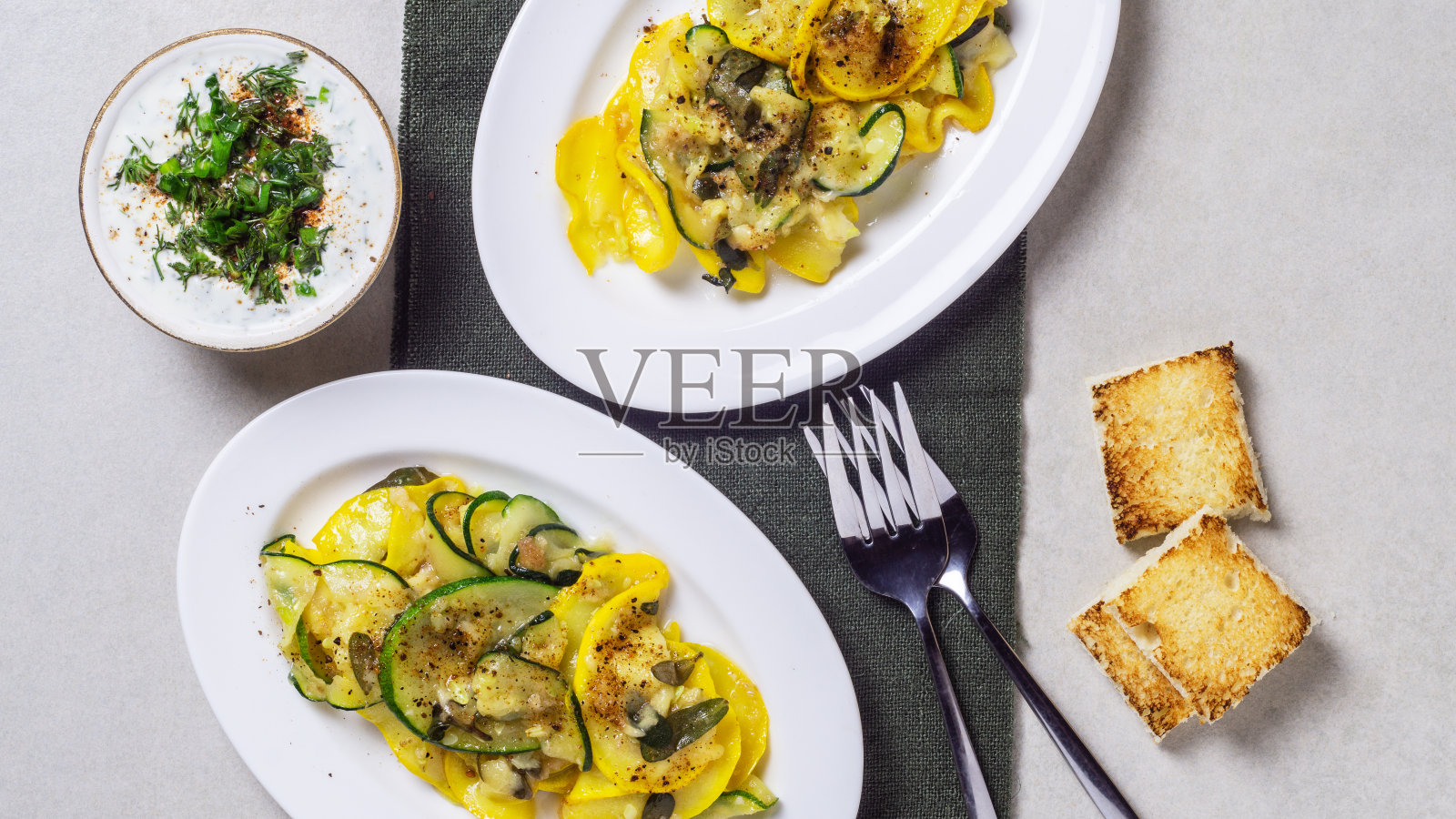 炸西葫芦配融化的奶酪，香草和大蒜照片摄影图片