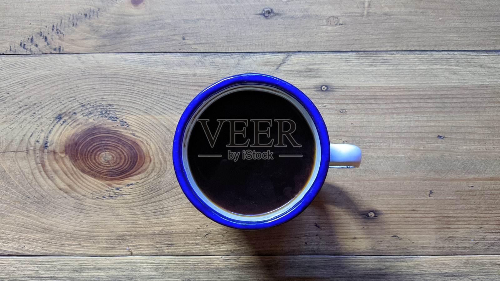 奶油色铁杯里的黑咖啡照片摄影图片