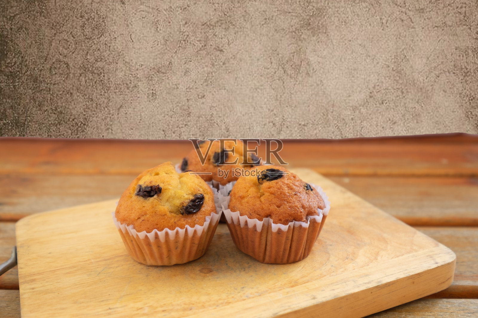 香蕉蛋糕，纸杯香蕉蛋糕。照片摄影图片