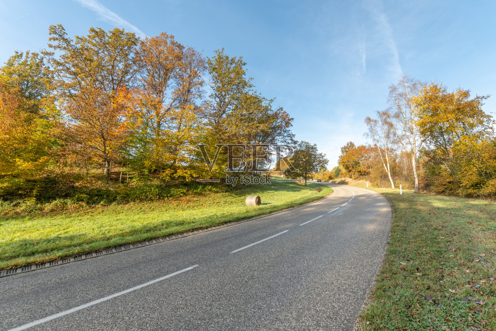 秋天，一个阳光明媚的早晨，山路上。照片摄影图片