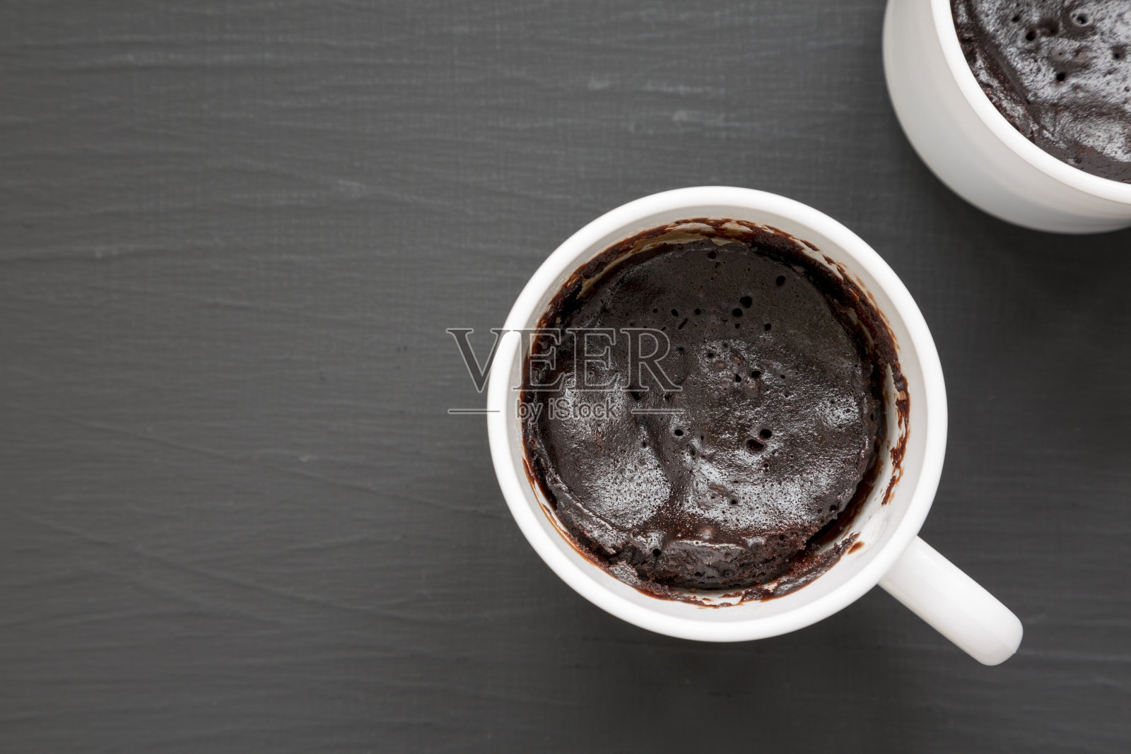 自制布朗尼在一个马克杯黑色背景，俯视图。头顶上，从上面，平躺。副本的空间。照片摄影图片