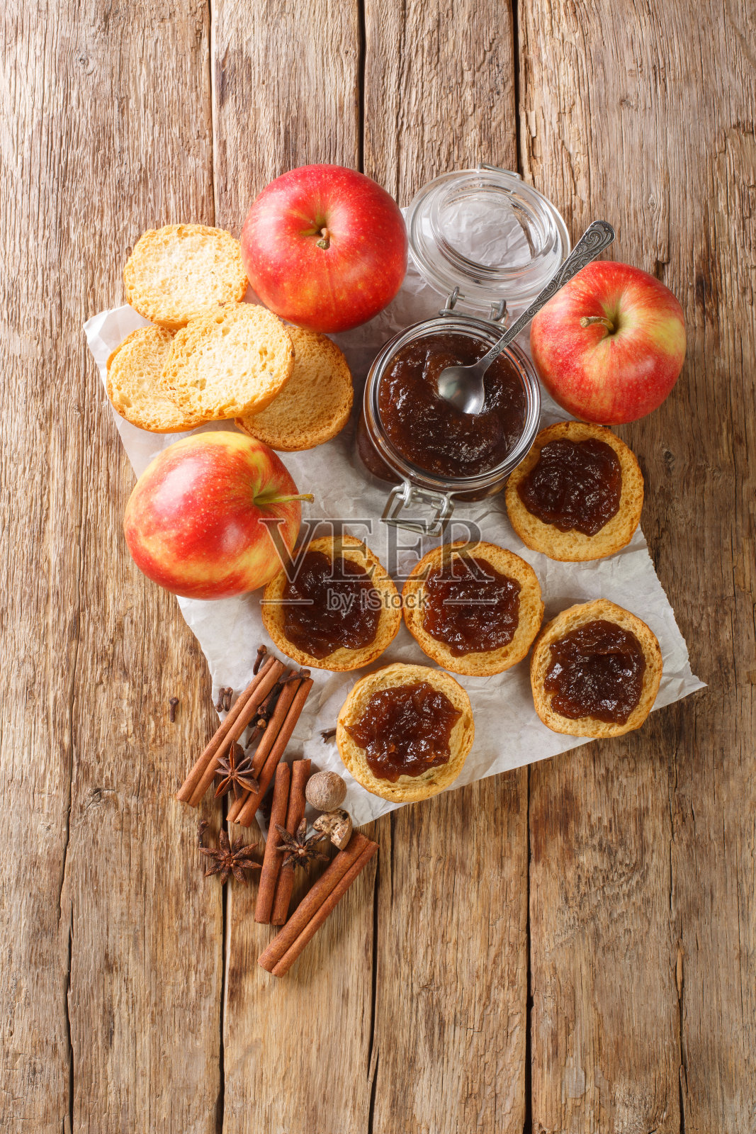 自制的苹果黄油和配料特写。垂直的俯视图照片摄影图片