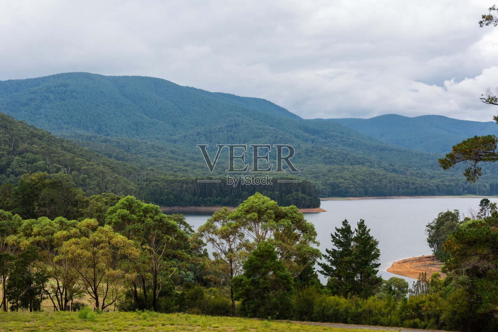 澳大利亚维多利亚州的Maroondah水库周围的景观照片摄影图片