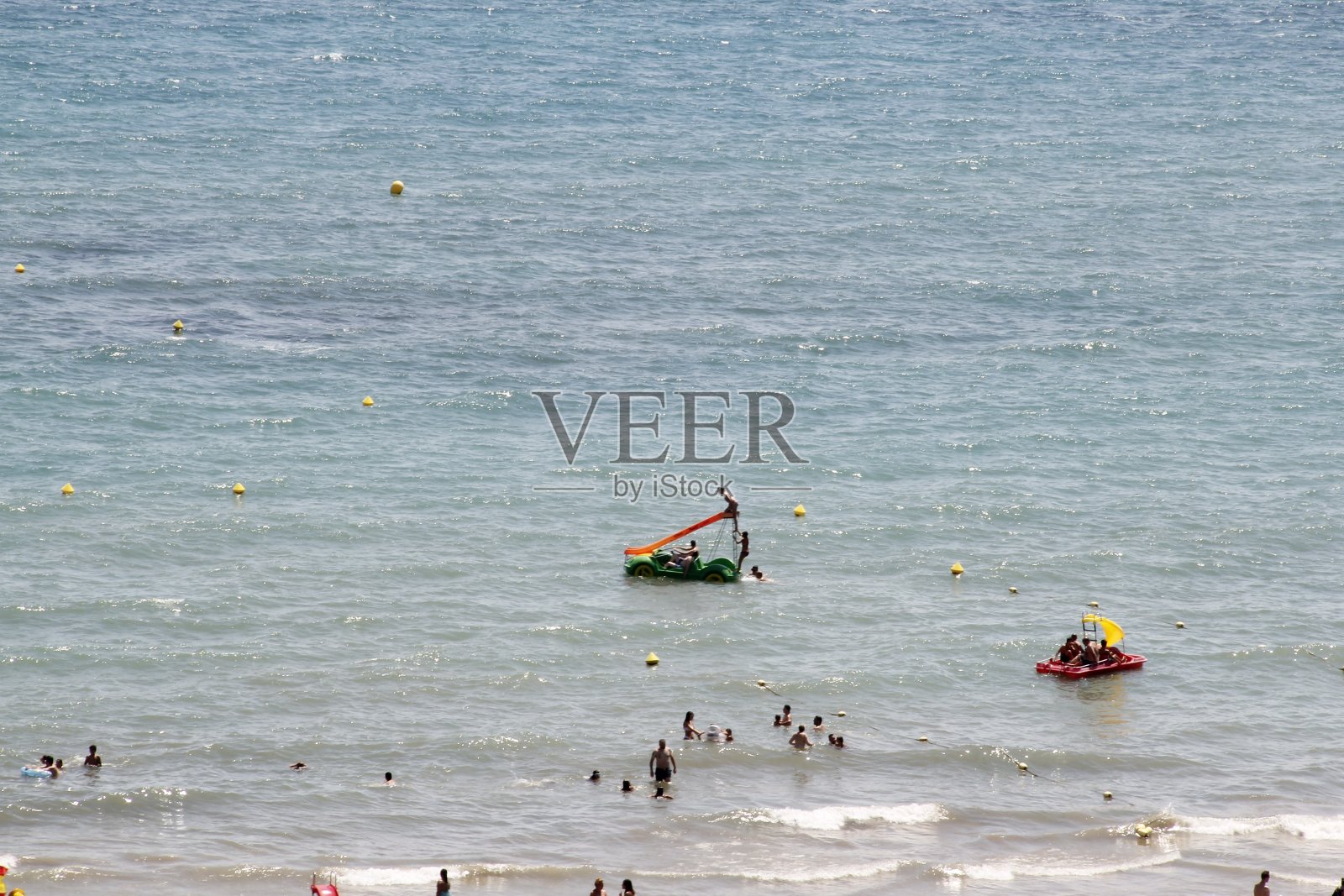 阳光明媚的夏日地中海。照片摄影图片