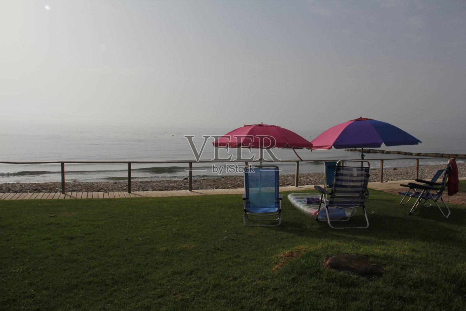 阳光明媚的夏日地中海。照片摄影图片