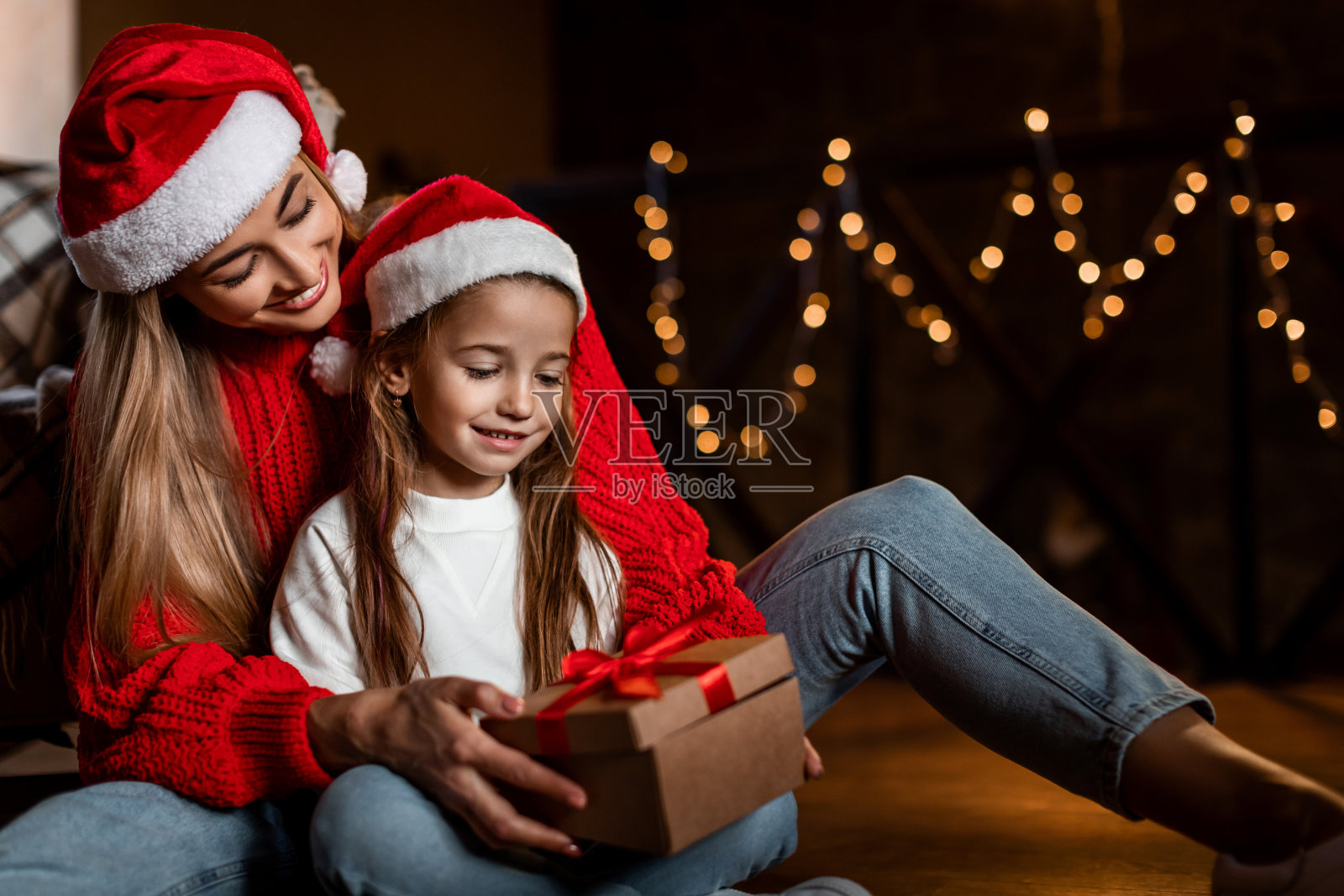 快乐的女人和女儿庆祝圣诞节的肖像照片摄影图片