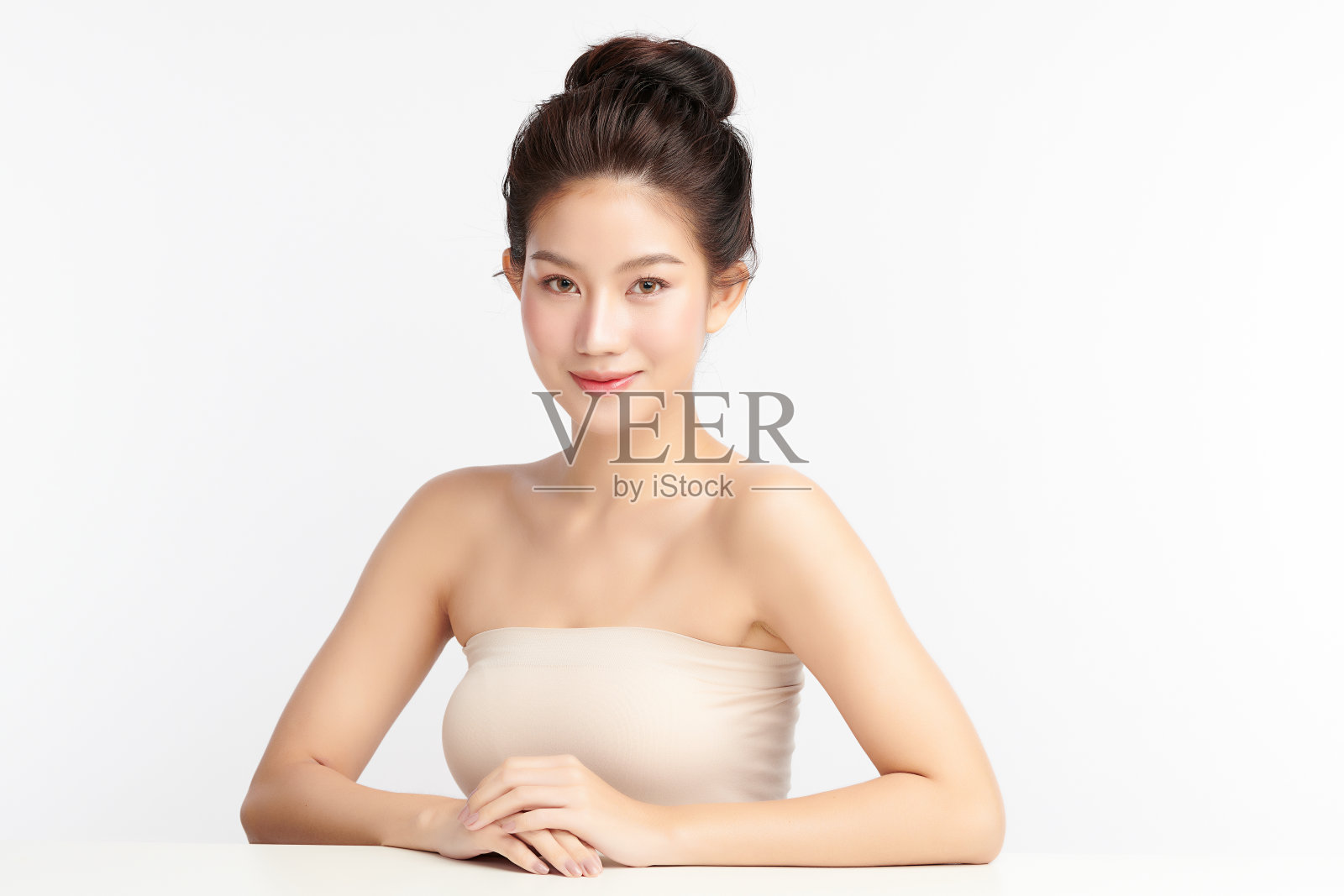 美丽年轻的亚洲女性与干净的新鲜皮肤在白色的背景，面部护理，面部治疗，美容和水疗中心，亚洲女性肖像。照片摄影图片