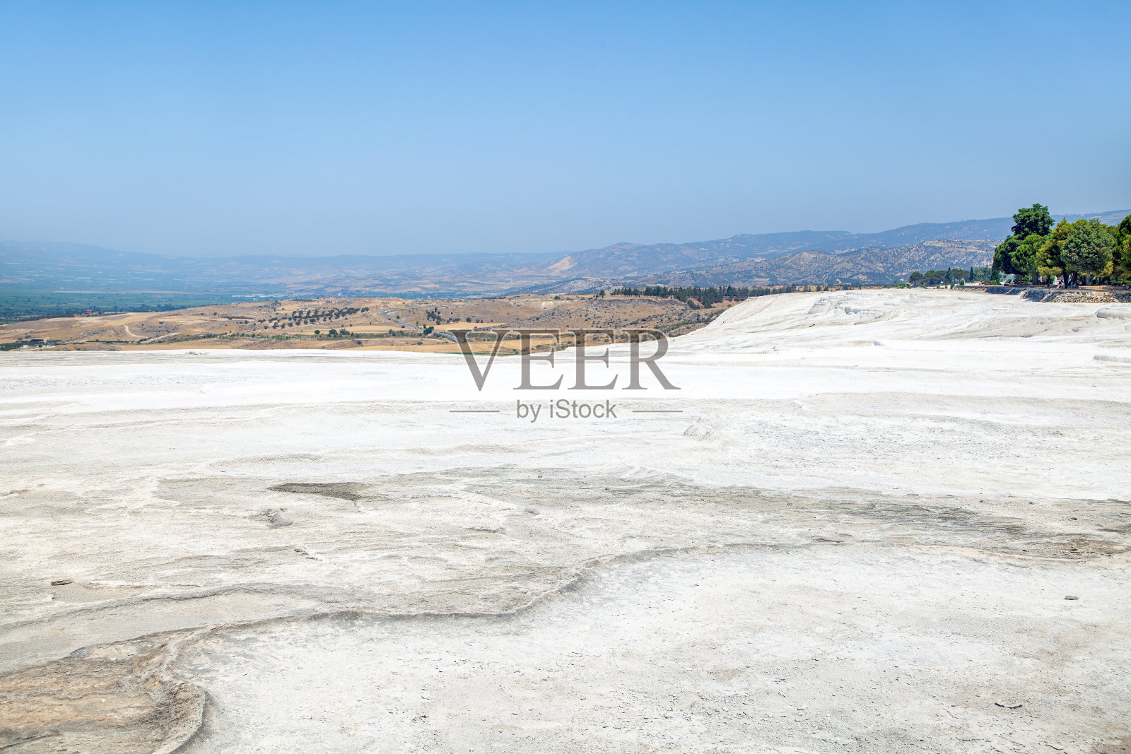 温泉水流留下的碳酸盐矿物创造了令人惊叹的景观照片摄影图片