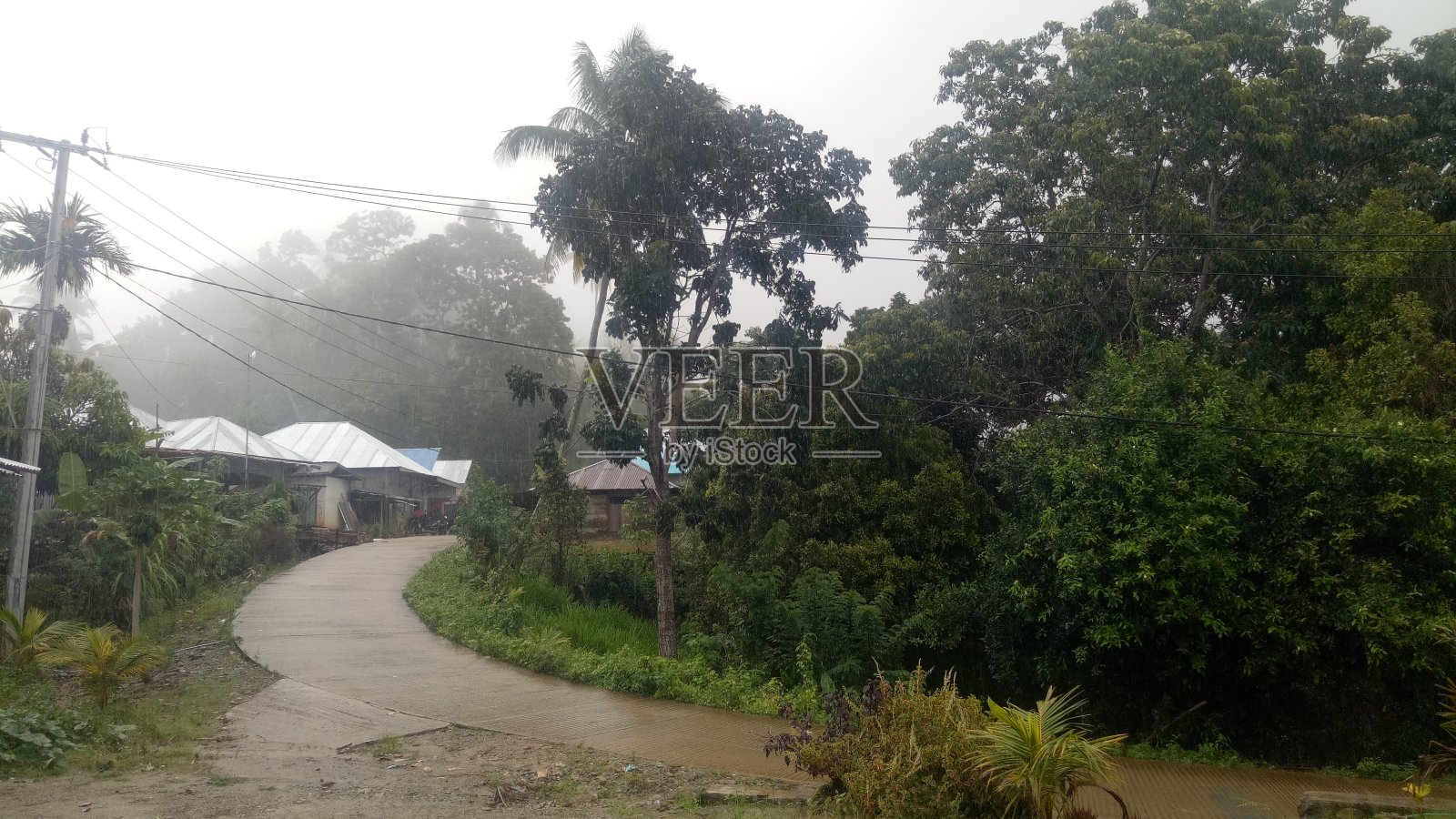 下雨时gorontalo的乡村气氛。照片摄影图片