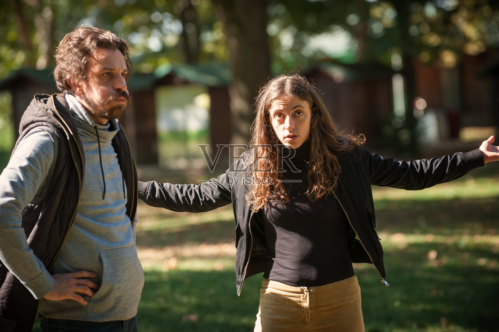 夫妻在争吵冲突中，争论不满并试图解决问题照片摄影图片