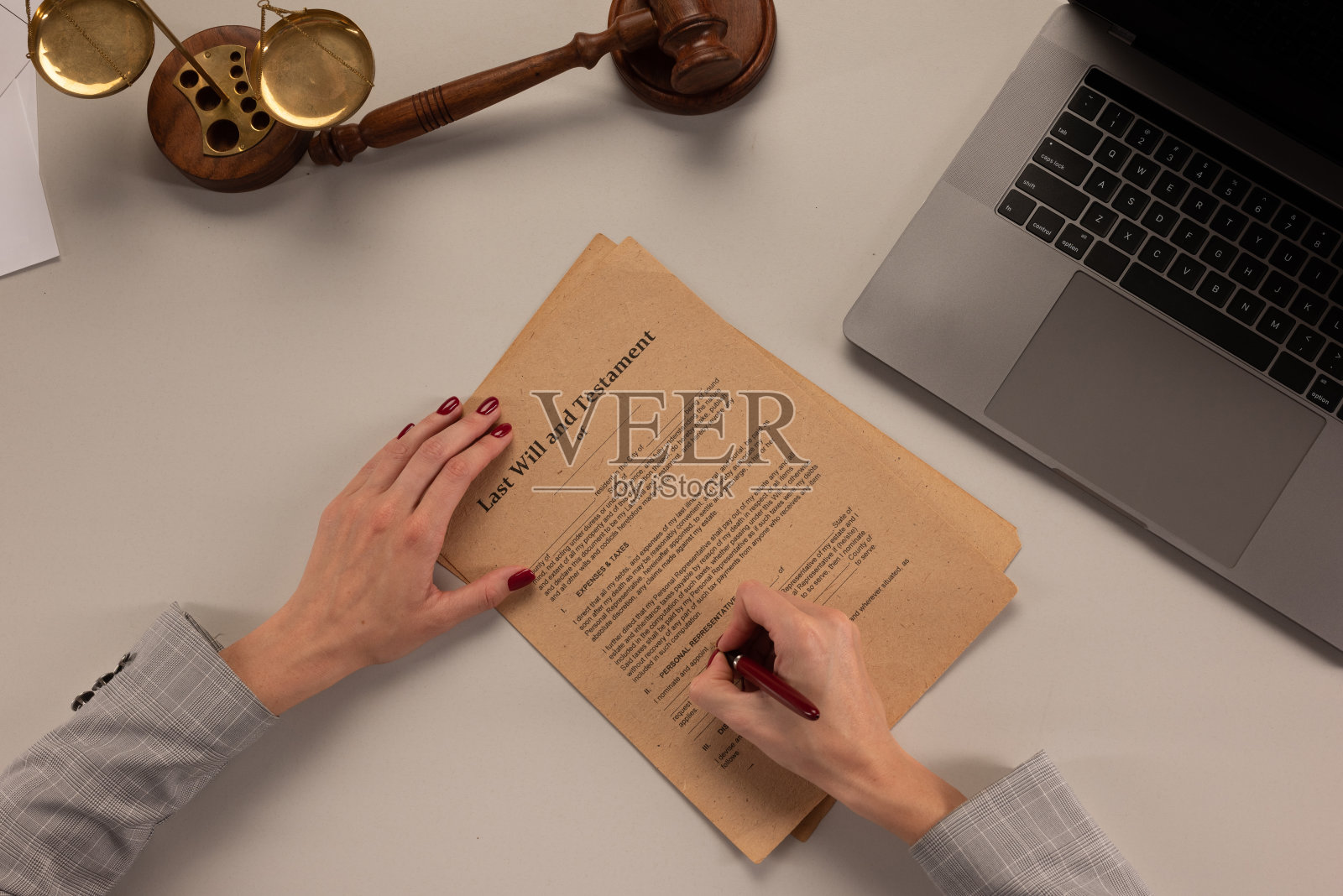 在办公室签文件的女人照片摄影图片