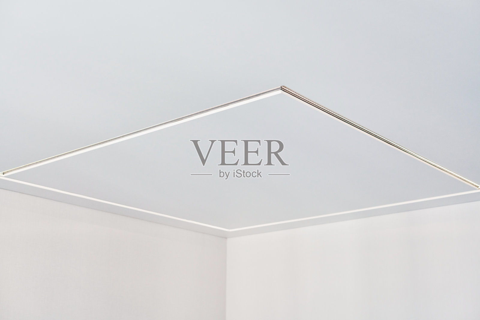 空房间吊顶带LED灯条，维修照片摄影图片