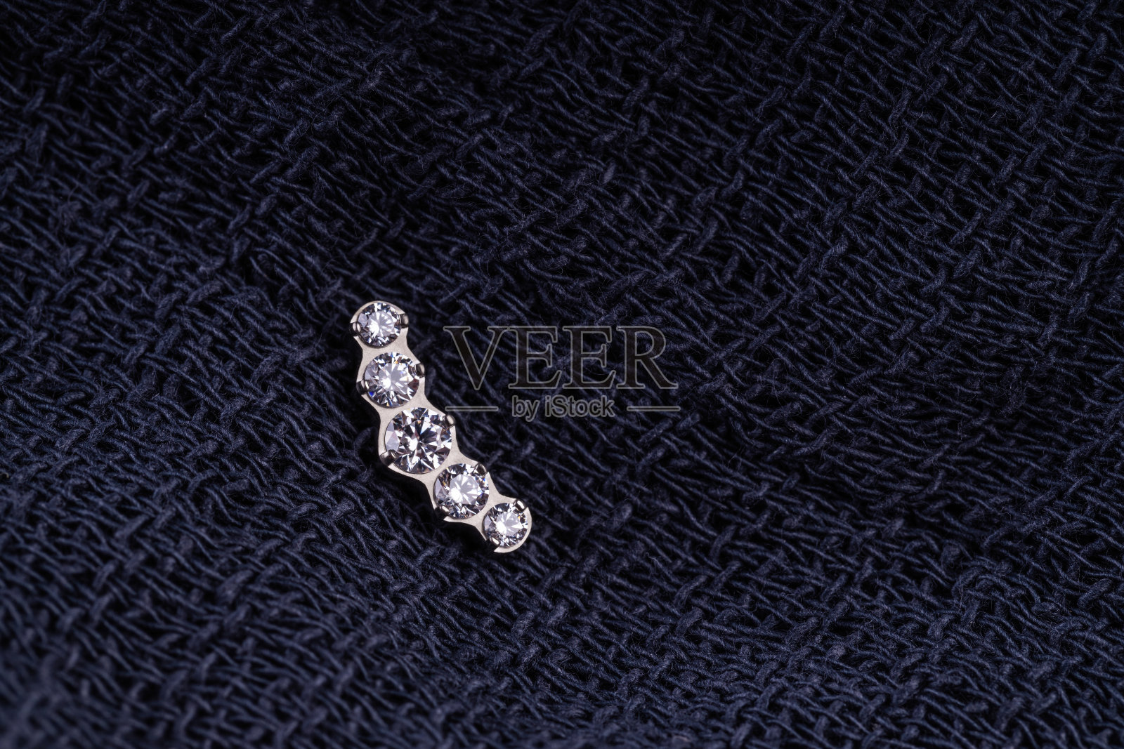 美丽的穿刺饰品。照片摄影图片