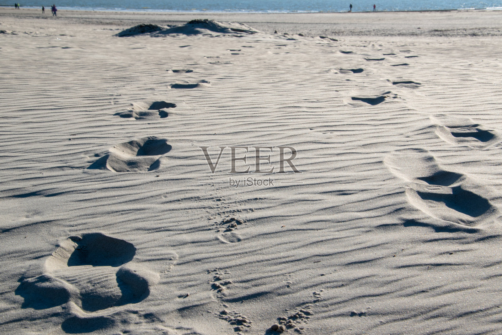 脚印在北海Borkum岛的沙滩上，Borkum岛是东弗里西亚岛。照片摄影图片