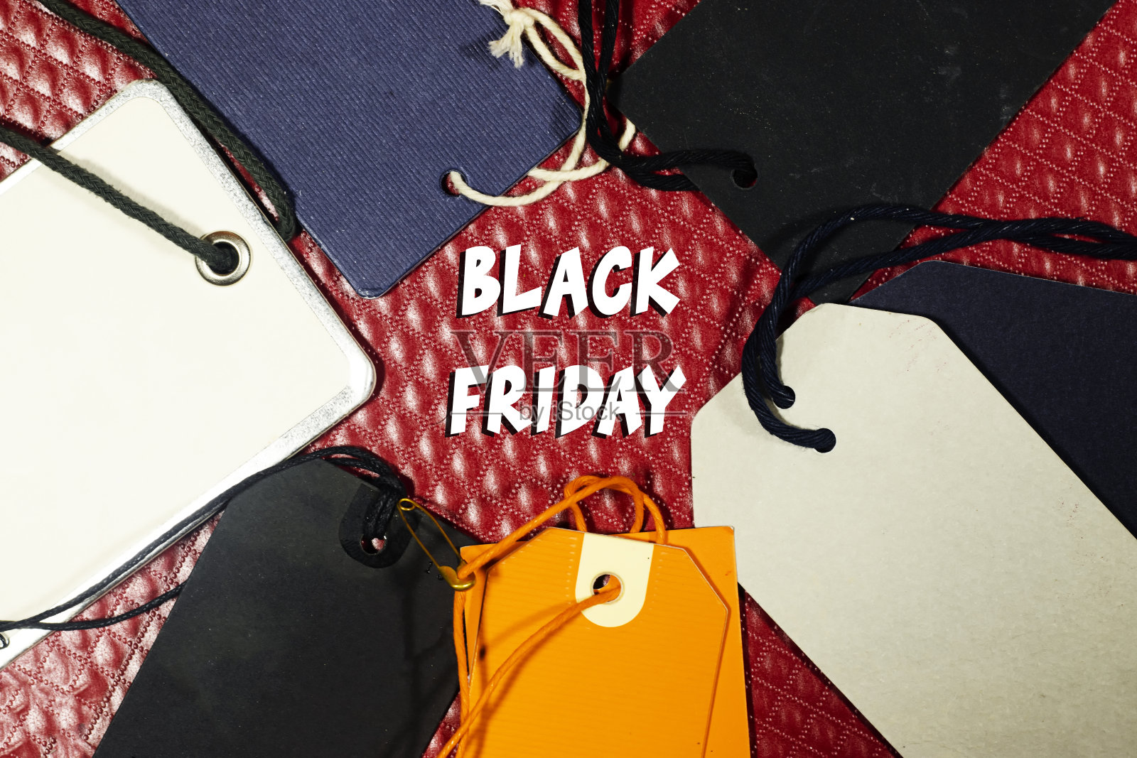 黑色星期五销售概念与标签上的红色皮革方形背景照片摄影图片