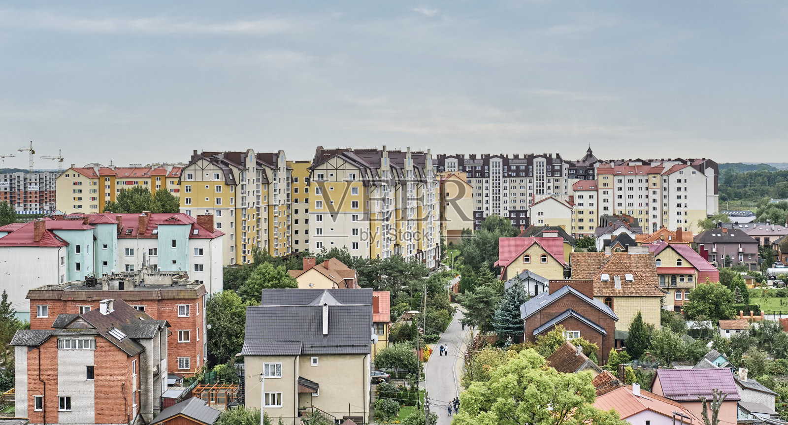 俄罗斯，波罗的海城市泽列诺格拉斯克的街景。现代和古老的住宅建筑。照片摄影图片